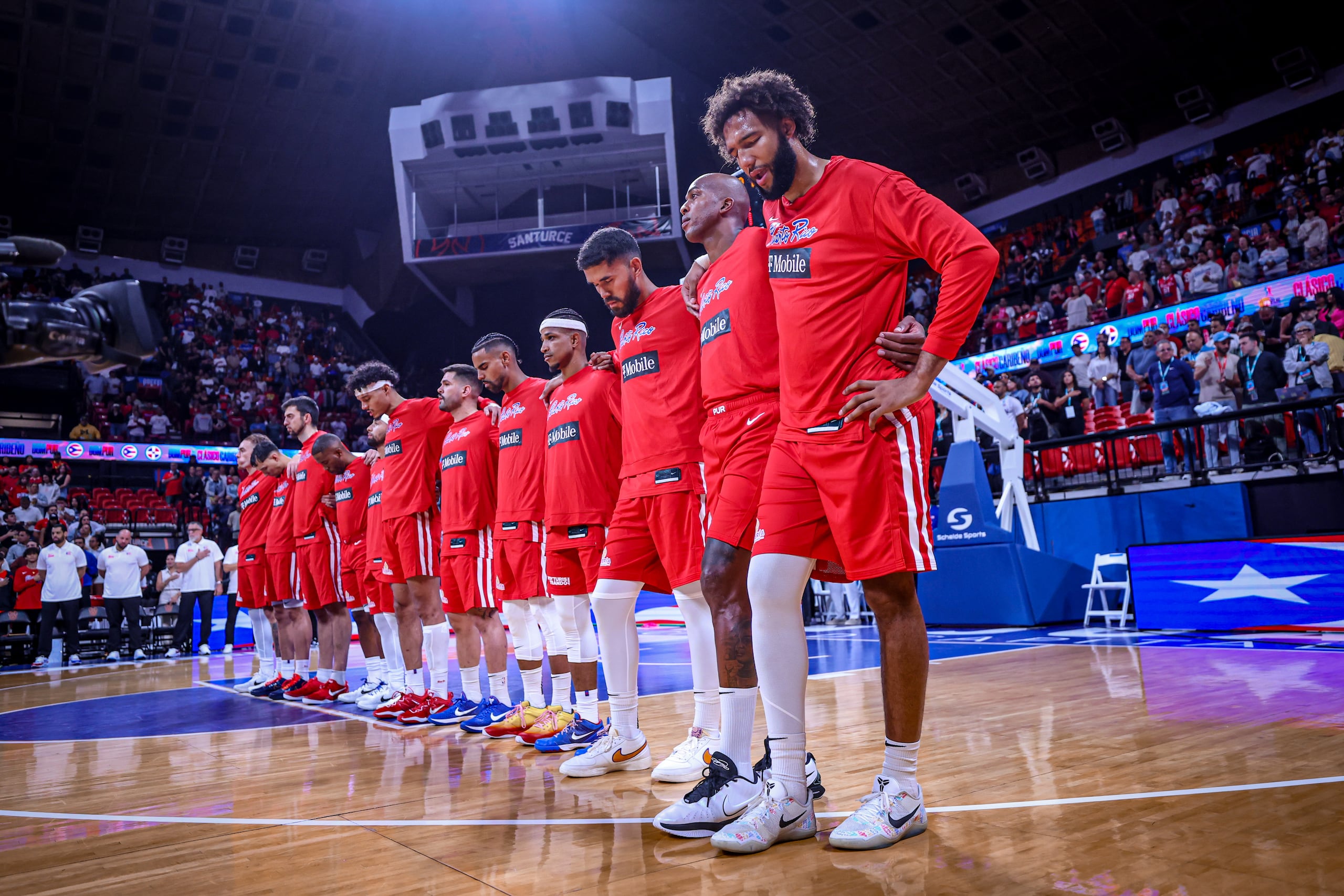 La Selección Nacional de baloncesto masculino antes de un fogueo contra República Dominicana en el Coliseo Roberto Clemente rumbo a la AmeriCup 2025.