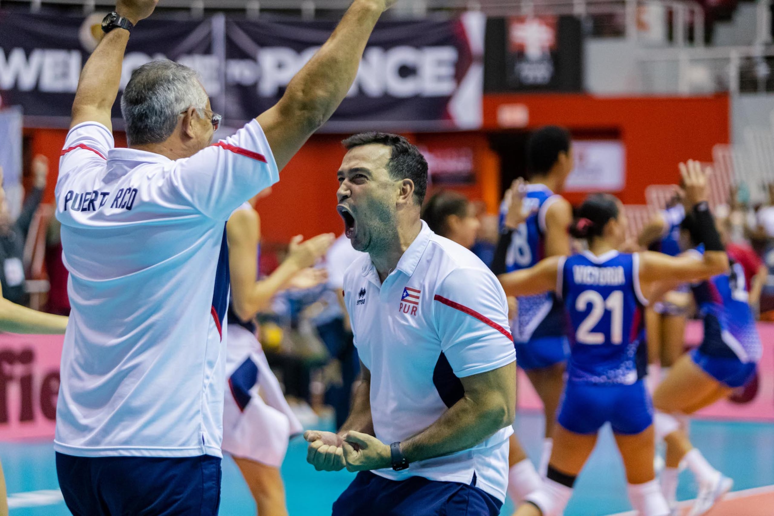 El entrenador de Puerto Rico, Fernando Morales (derecha), tendrá que dejar su puesto como entrenador de Puerto Rico.