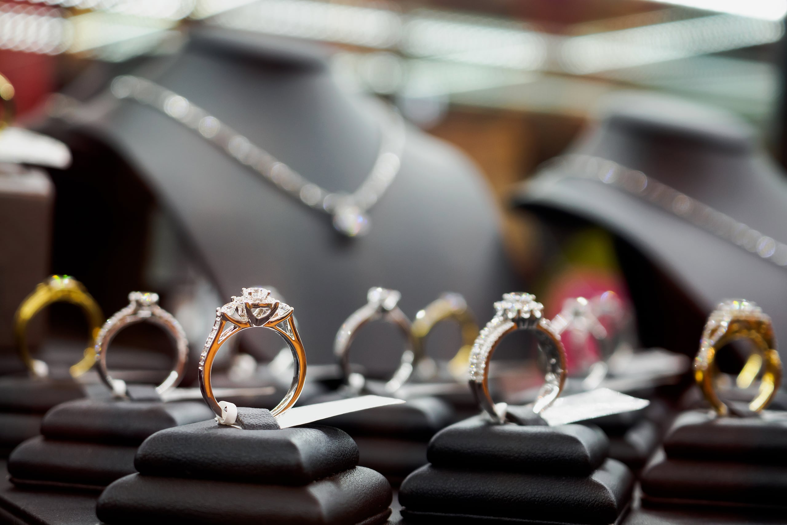 Varias sortijas de una joyería
