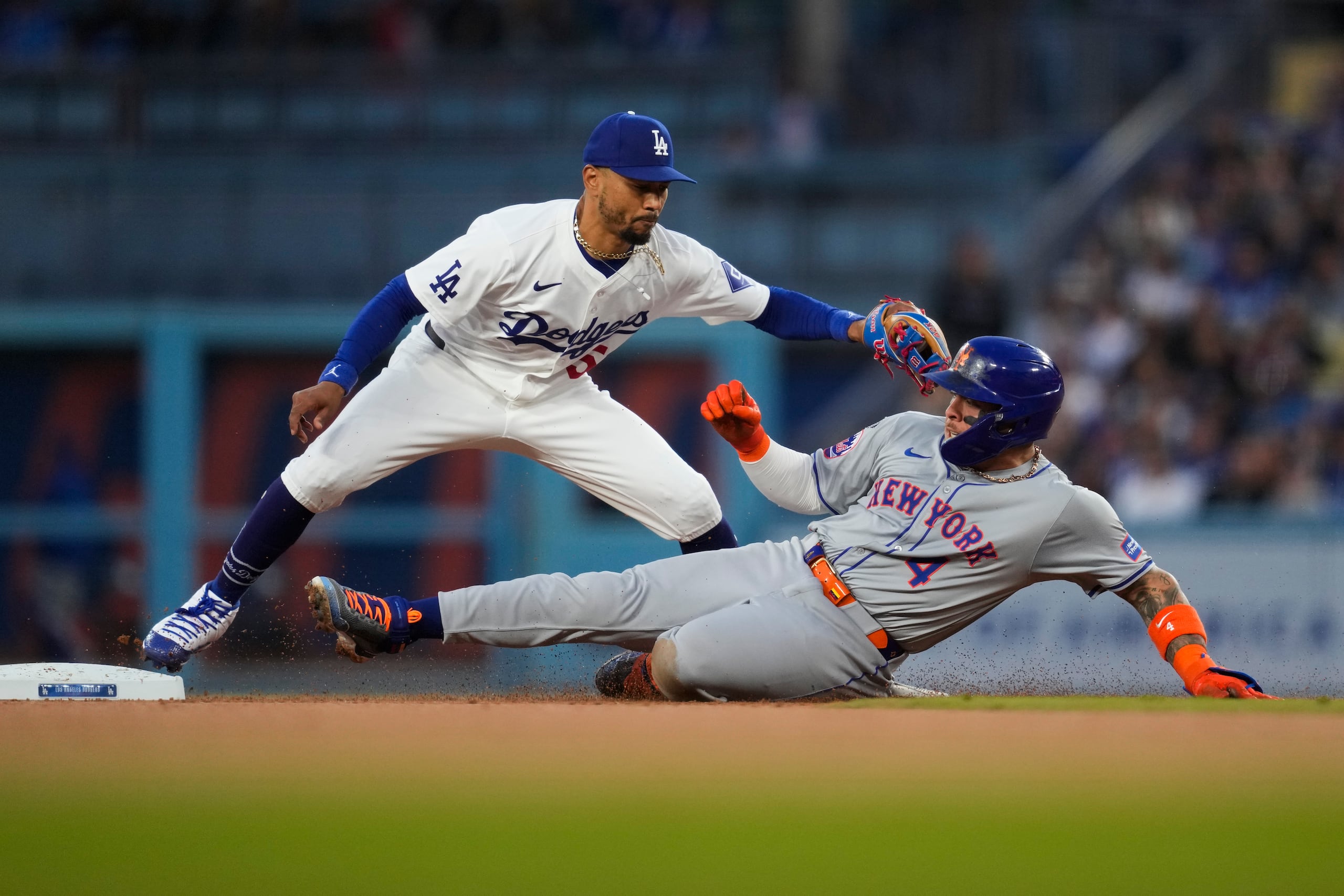 El venezolano Francisco Álvarez sufrió la lesión, cuando se deslizó a segunda base durante un partido contra los Dodgers de Los Ángeles.
