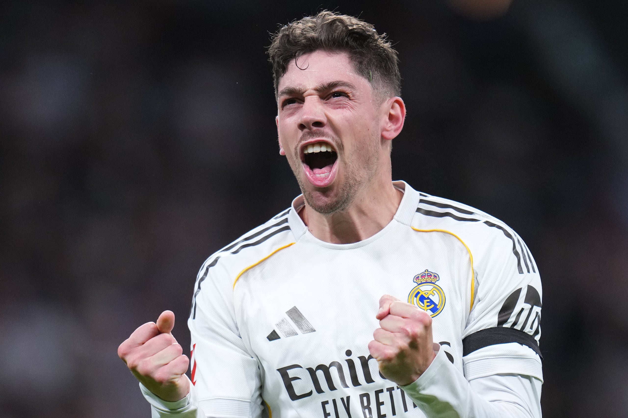 Federico Valverde, del Real Madrid, celebra tras anotar el segundo gol de su equipo durante el juego de fútbol de La Liga entre el Real Madrid y el Elche CF, en Madrid, el sábado 14 de marzo de 2026. (Foto AP/Manu Fernandez)