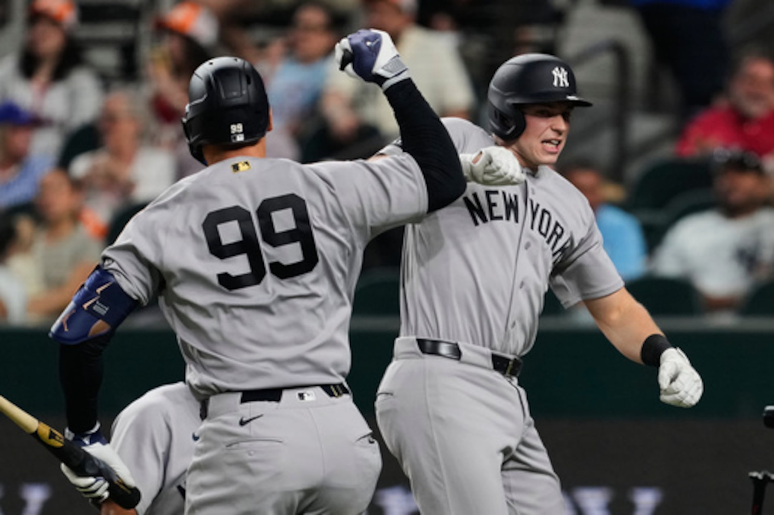 Aaron Judge, de los Yankees de Nueva York, y Ben Rice, a la derecha, celebran el jonrón de dos carreras de Rice en la tercera entrada de un partido de béisbol contra los Rangers de Texas el lunes 27 de abril de 2026, en Arlington, Texas. (AP Photo/Tony Gutierrez)