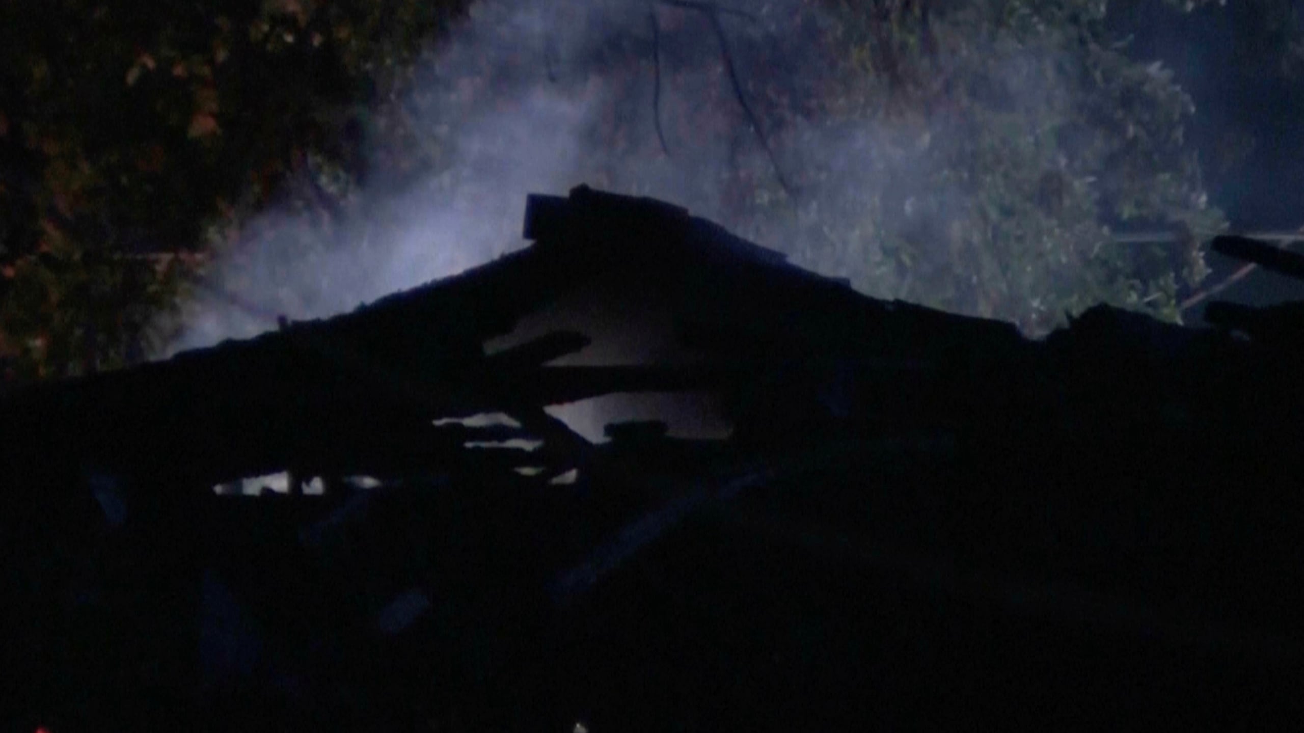 Testigos dijeron a la policía que hubo una explosión en la casa de Burnell antes del incendio, y los agentes que respondieron a los reportes del tiroteo encontraron la vivienda envuelta en llamas.