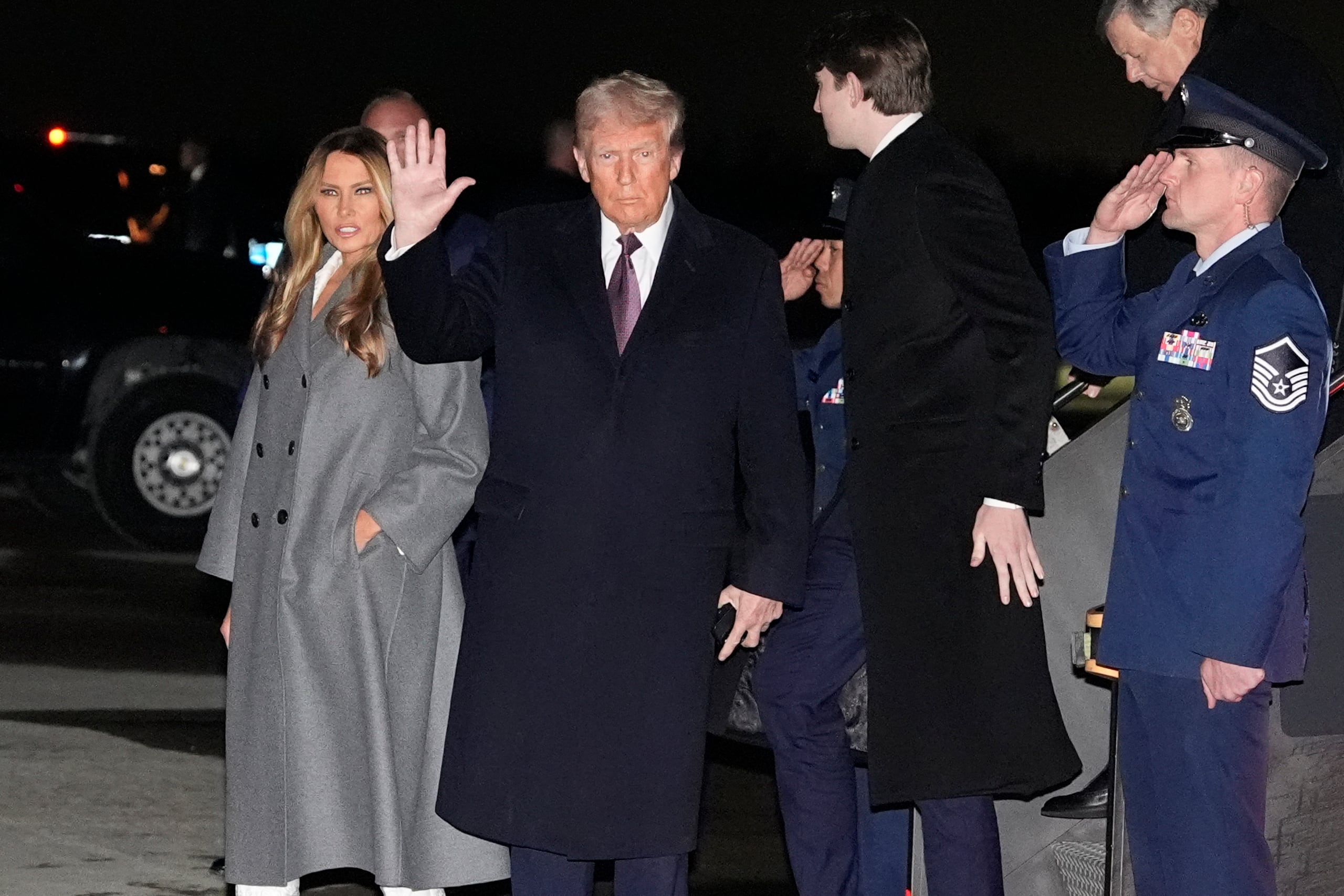 El presidente electo viajó en un avión militar enviado como una cortesía por la administración saliente.