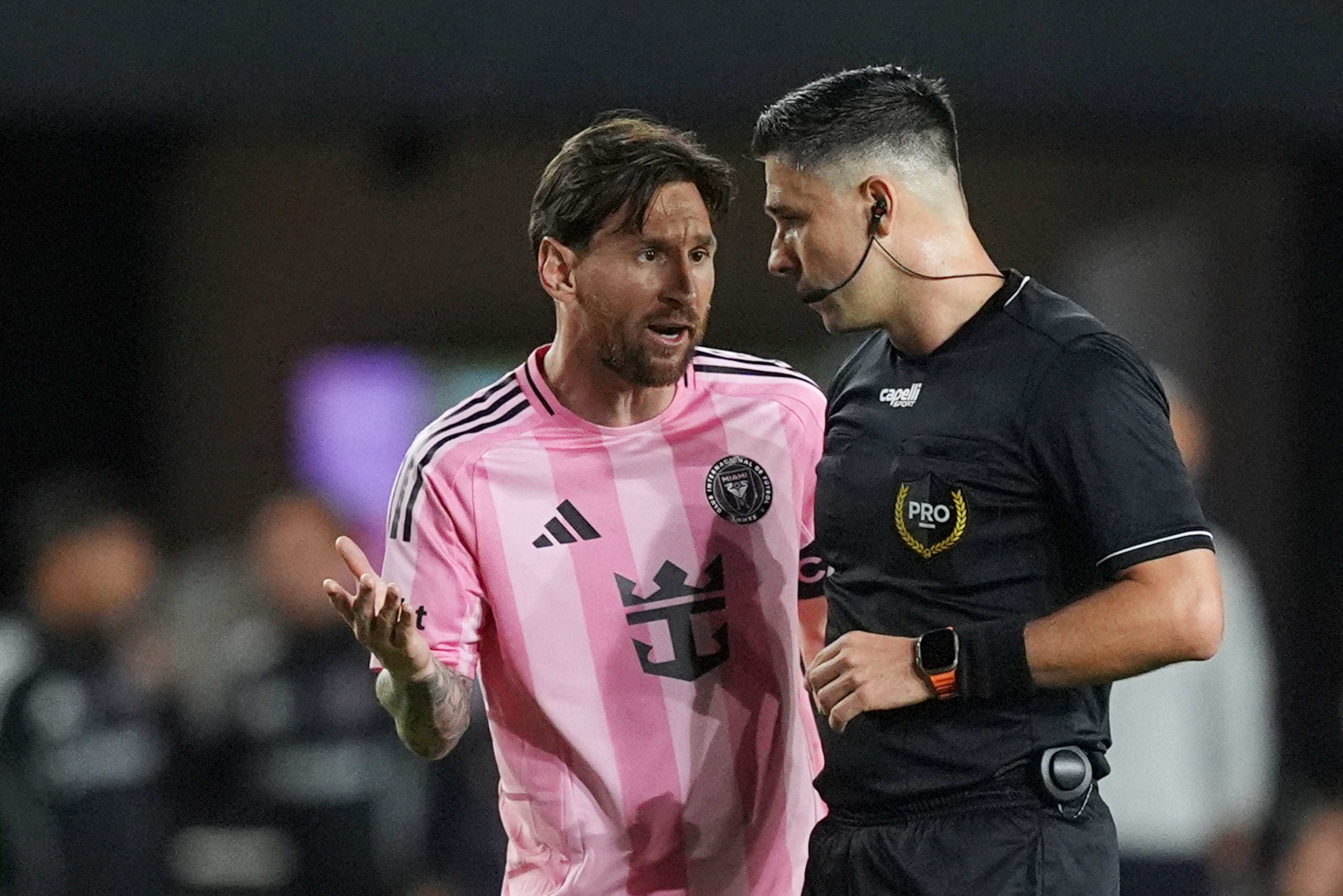 El argentino Lionel Messi, delantero del Inter Miami, habla con el árbitro durante el partido del sábado, 22 de febrero de 2025, ante Nueva York City FC, en Fort Lauderdale, Florida.