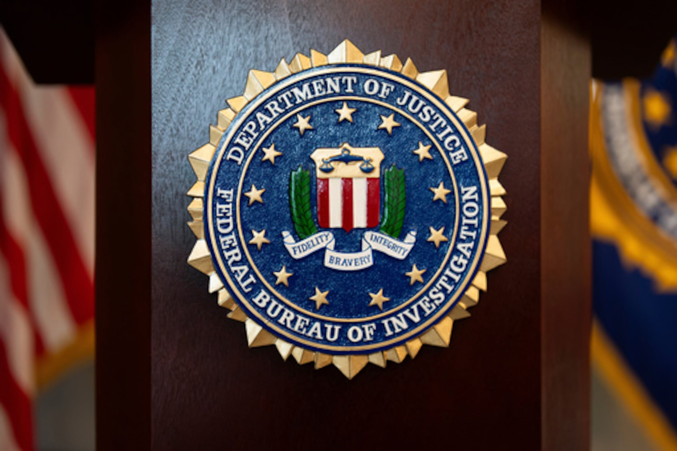 ARCHIVO - El escudo del FBI se exhibe en un atril antes de una rueda de prensa en la oficina local de Portland, Oregón, el 16 de enero de 2025. (Foto AP/Jenny Kane, archivo)