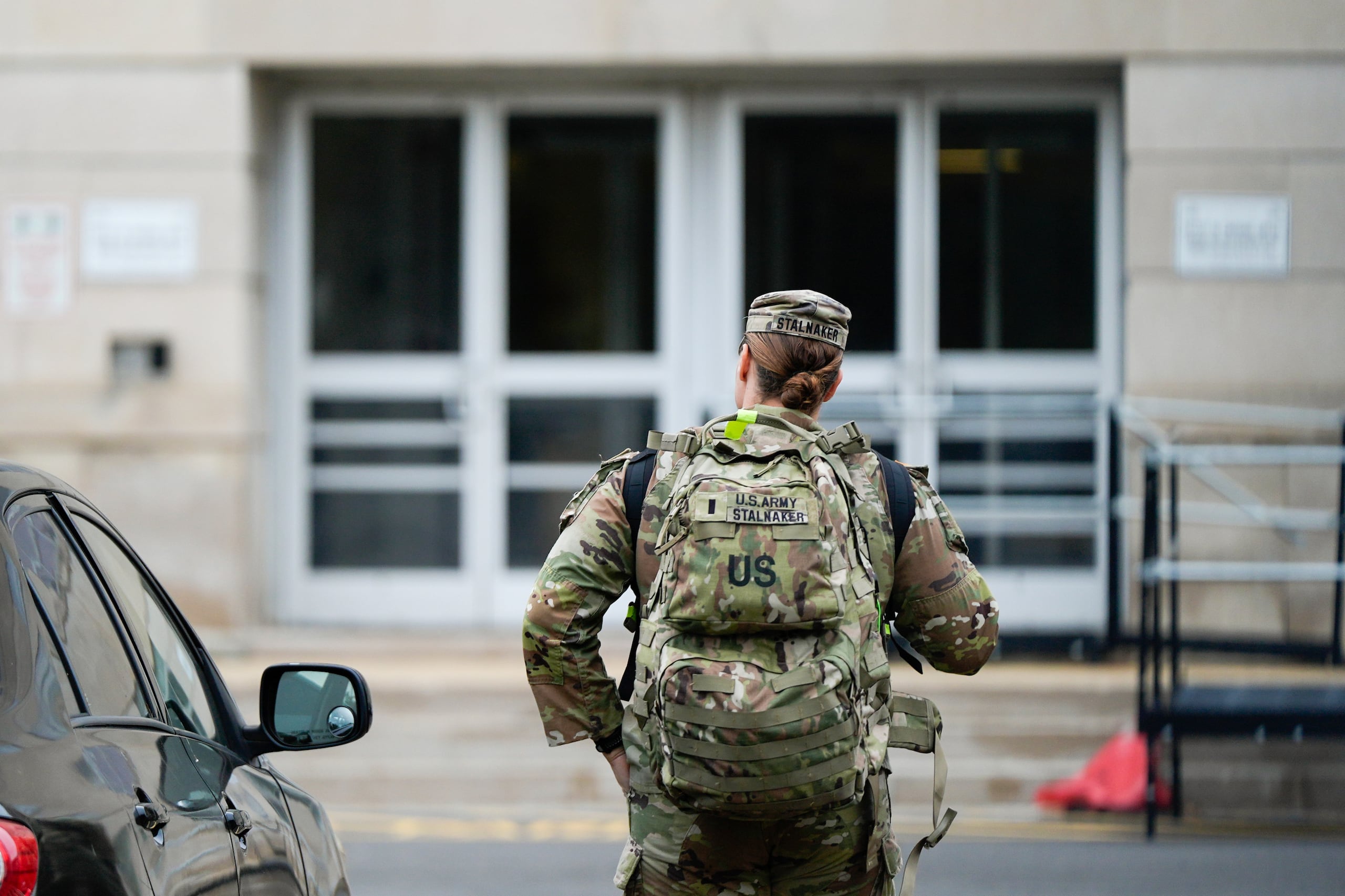 Un miembro de la Guardia Nacional del Distrito de Columbia llega a la sede de la Guardia Nacional del Distrito de Columbia, este martes.