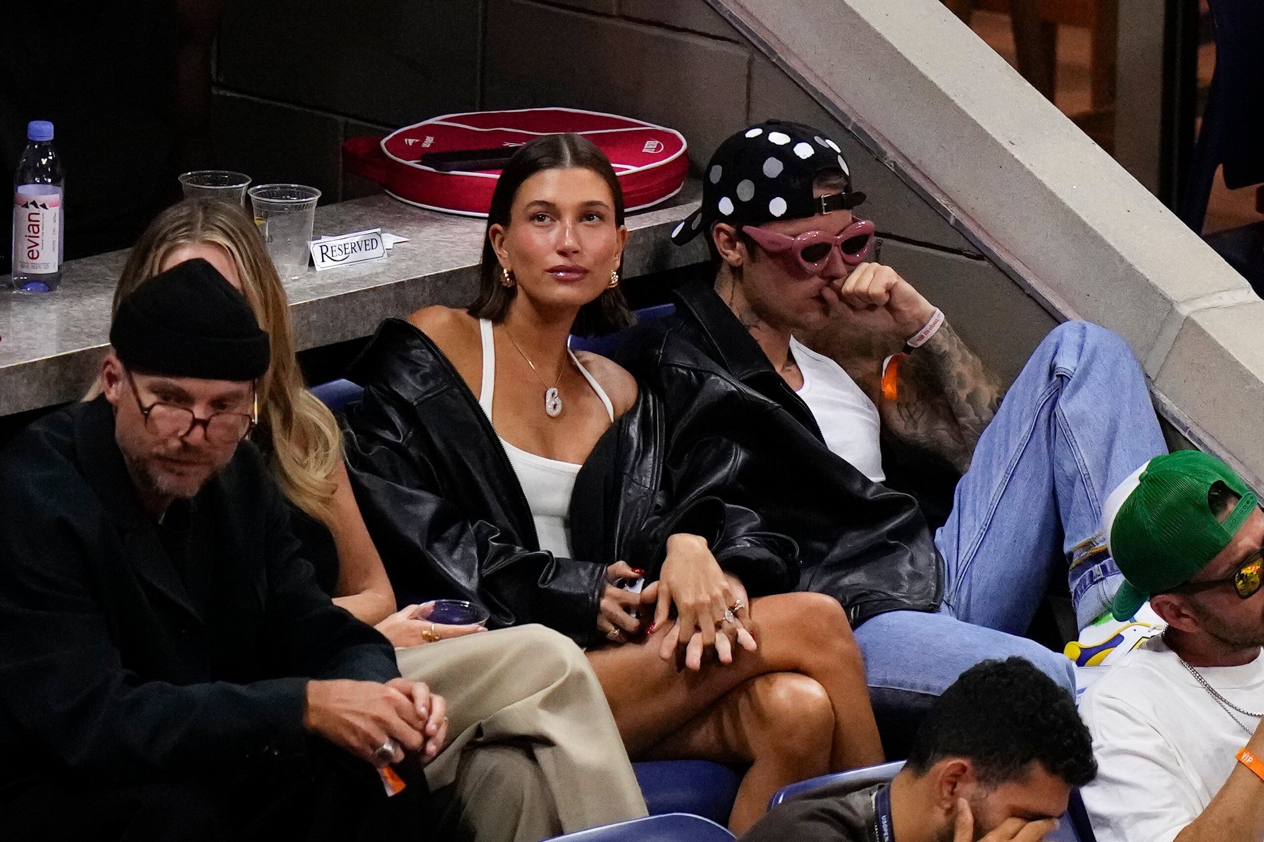 Justin Bieber y su esposa Hailey Bieber observan los encuentros de la tercera ronda del US Open.