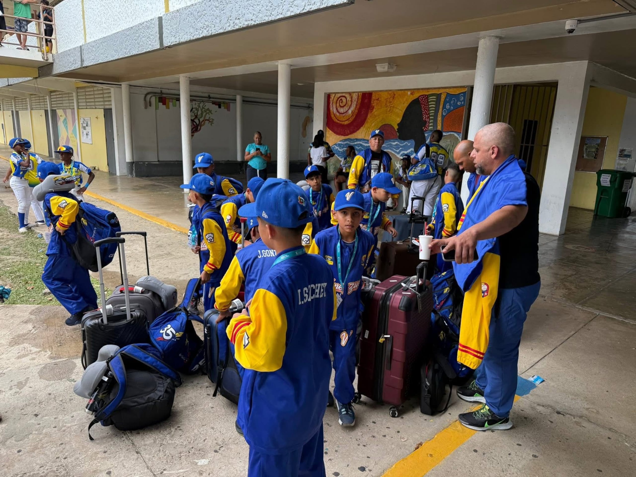 Cada niño lleva una maleta cargada con artículos de primera necesidad, para hacerlas llegar al centro de acopio que ellos estimen conveniente una vez arriben a Venezuela.
