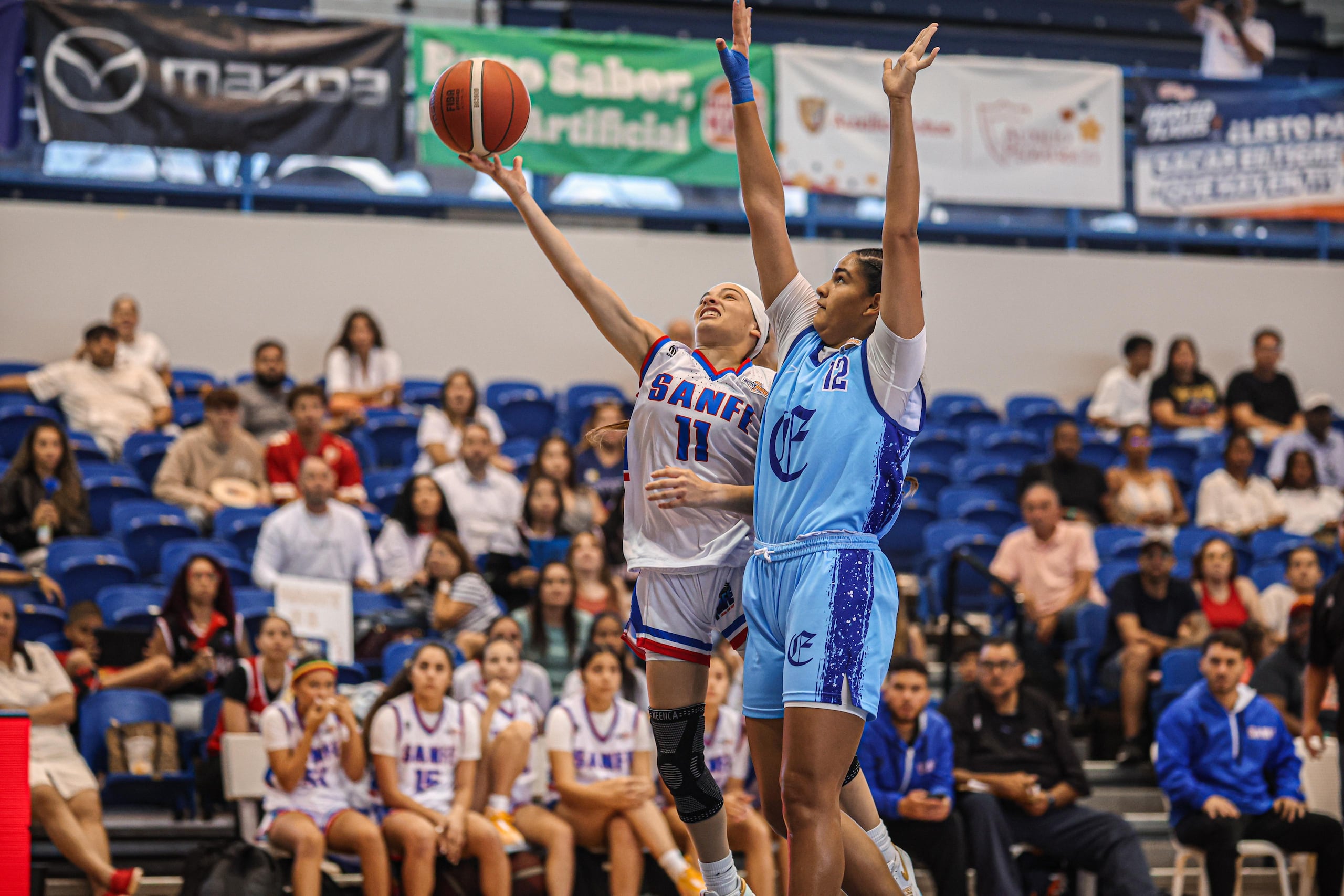 Isabel Toro, aquí usando cuerpo y brazo para hacerse inalcanzable, y San Felipe de Arecibo llegan a la final con la seguridad de haber vencido a Sain Francis durante la temporada.