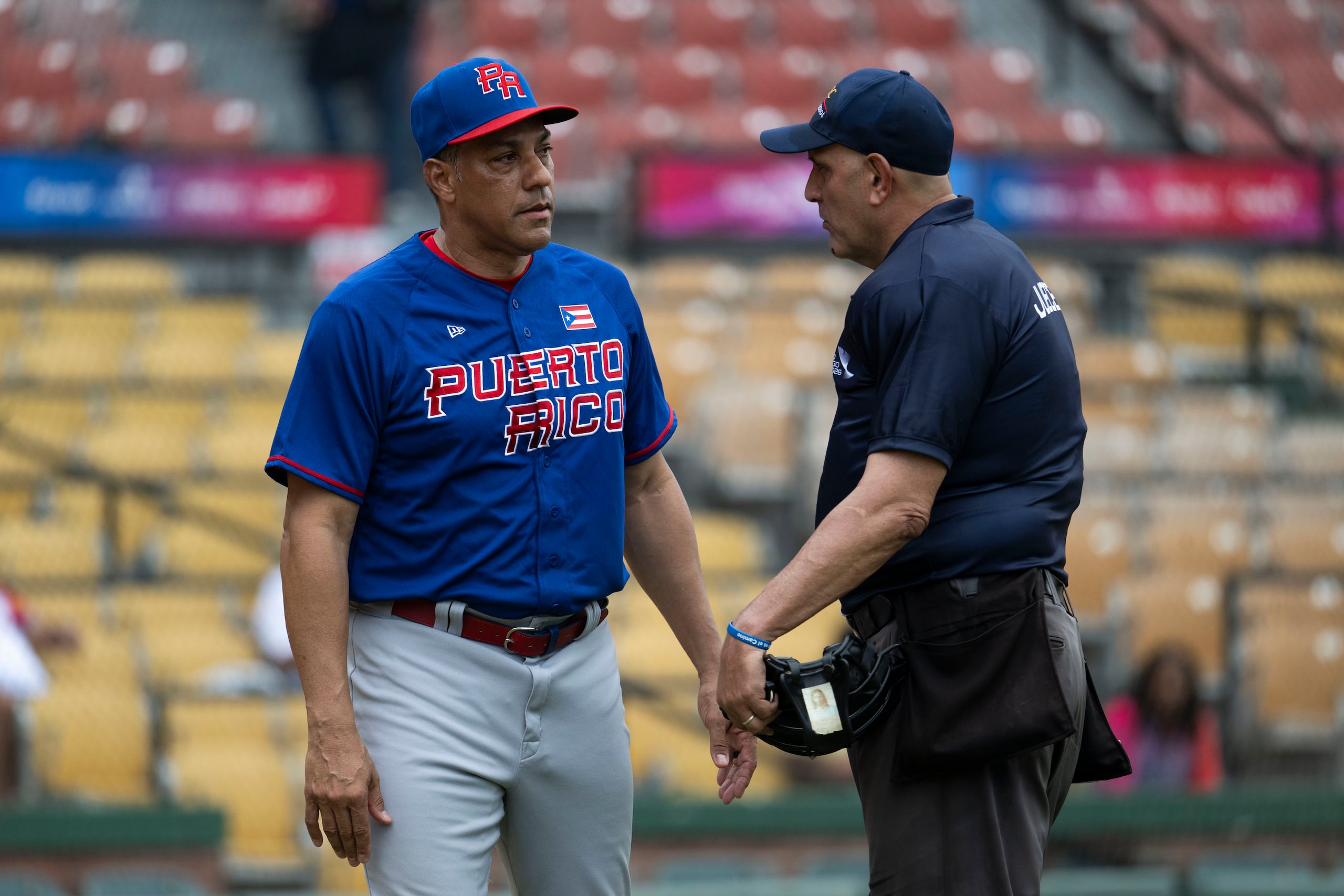Juan "Igor" González, dirigente de Puerto Rico, conversa con uno de los oficiales del partido.