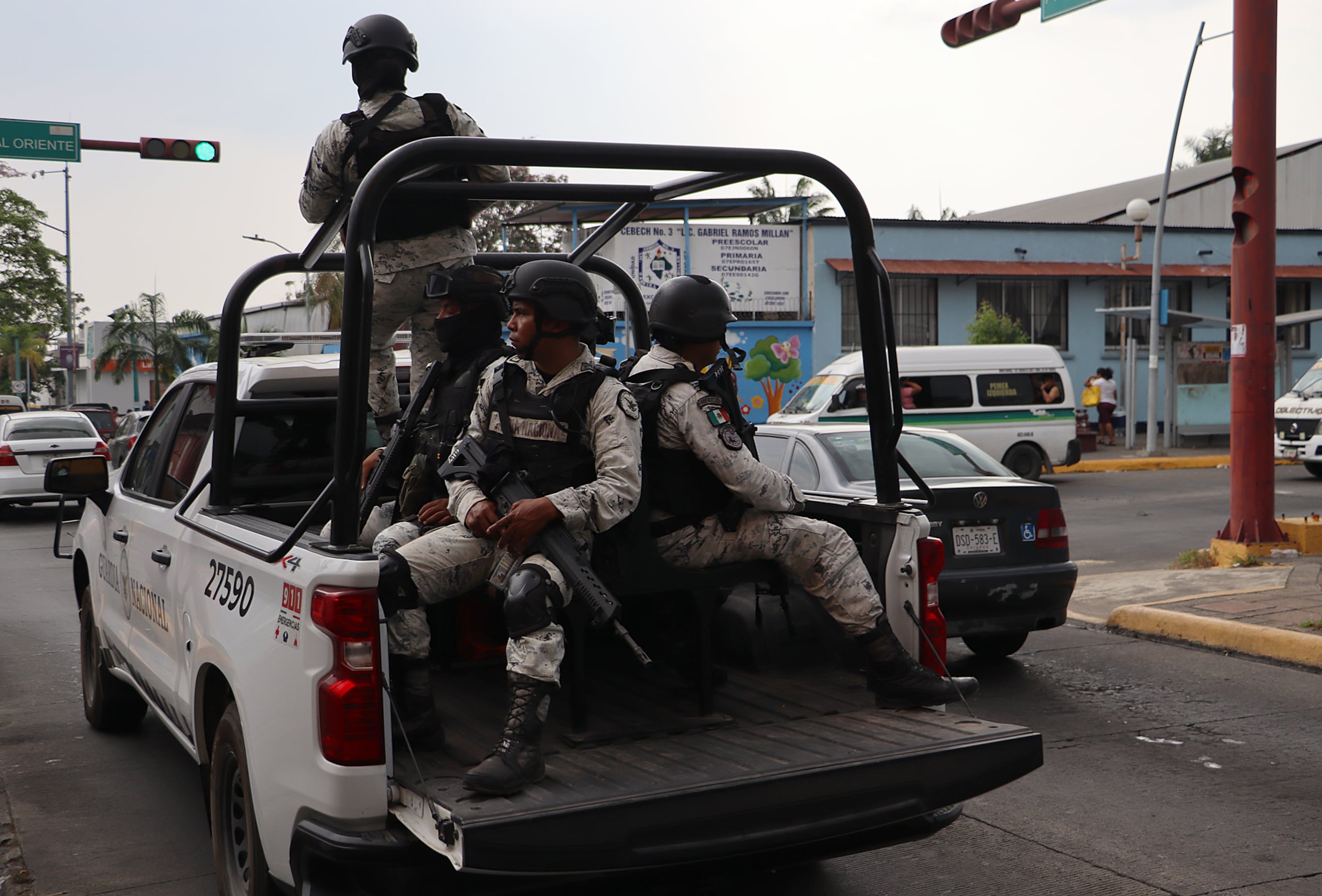 El gobierno federal envió a Sinaloa más de 2,000 militares y efectivos de la Guardia Nacional que han resultado insuficientes para contener la ola de violencia que mantiene aterrorizada a la población.