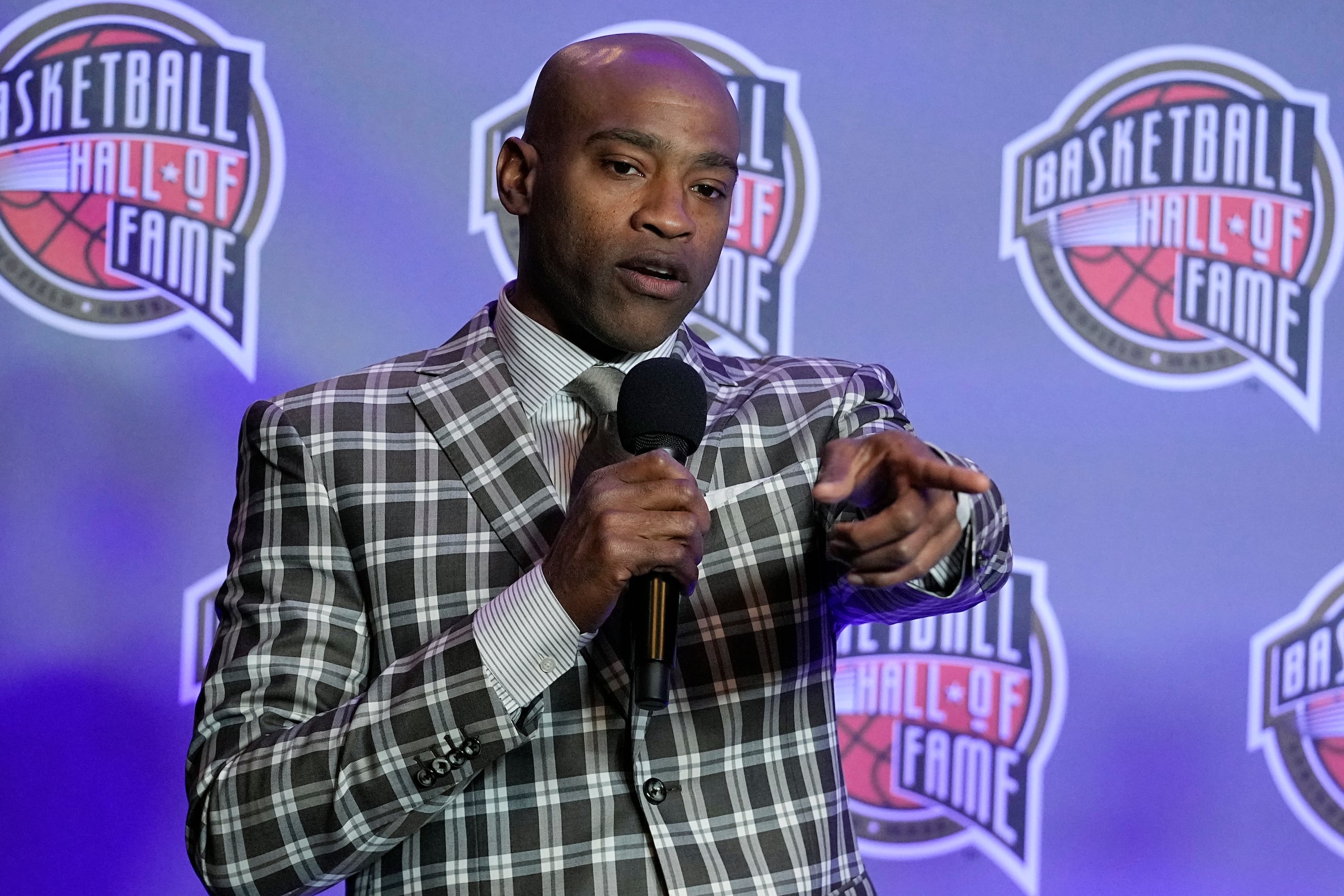 Vince Carter habla durante la conferencia en que se anunciaron los finalistas al Salón de la Fama, el viernes 16 de febrero de 2024, en Indianápolis (AP Foto/Darron Cummings)