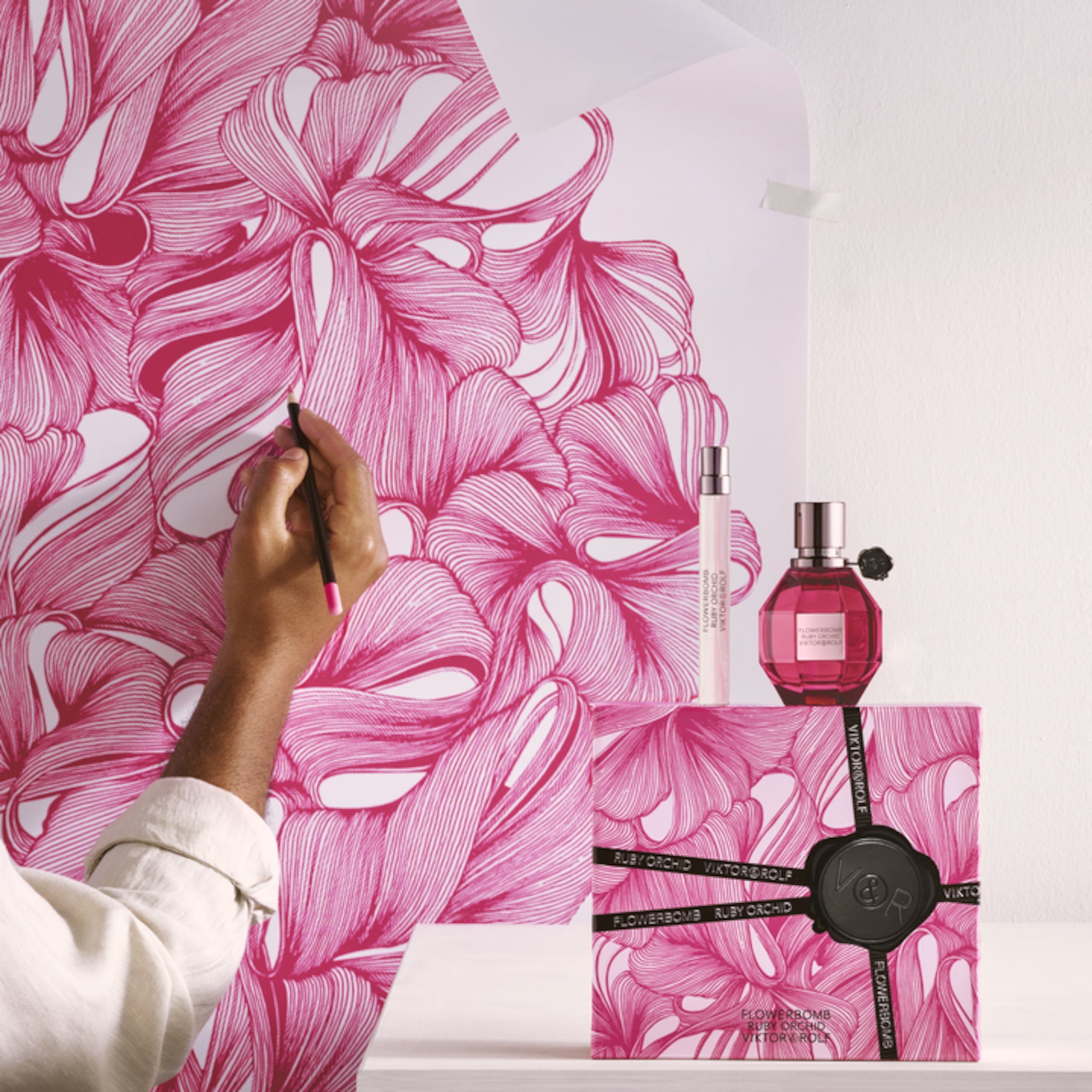 El ilustrador puertorriqueño Ángel Marrero dijo sentirse honrado de colaborar con diseñadores internacionales en este trabajo, además de que la fragancia le trajo memorias de su madre.