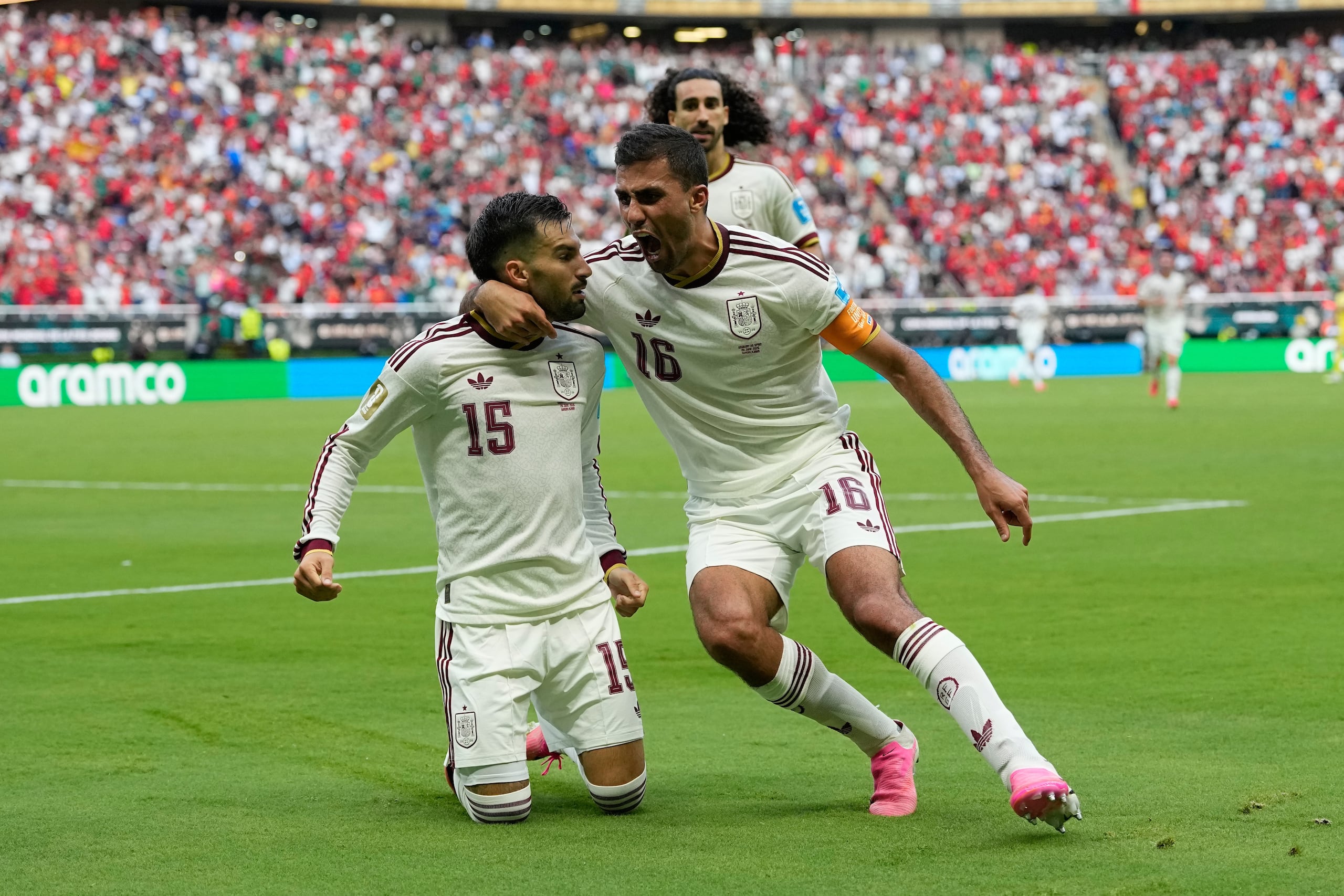Alex Baena (izquierda) festeja tras anotar un gol para España en el partido contra Uruguay en el Grupo H del Mundial, el viernes 26 de junio de 2026, en Guadalajara, México. (AP Foto/Natacha Pisarenko)