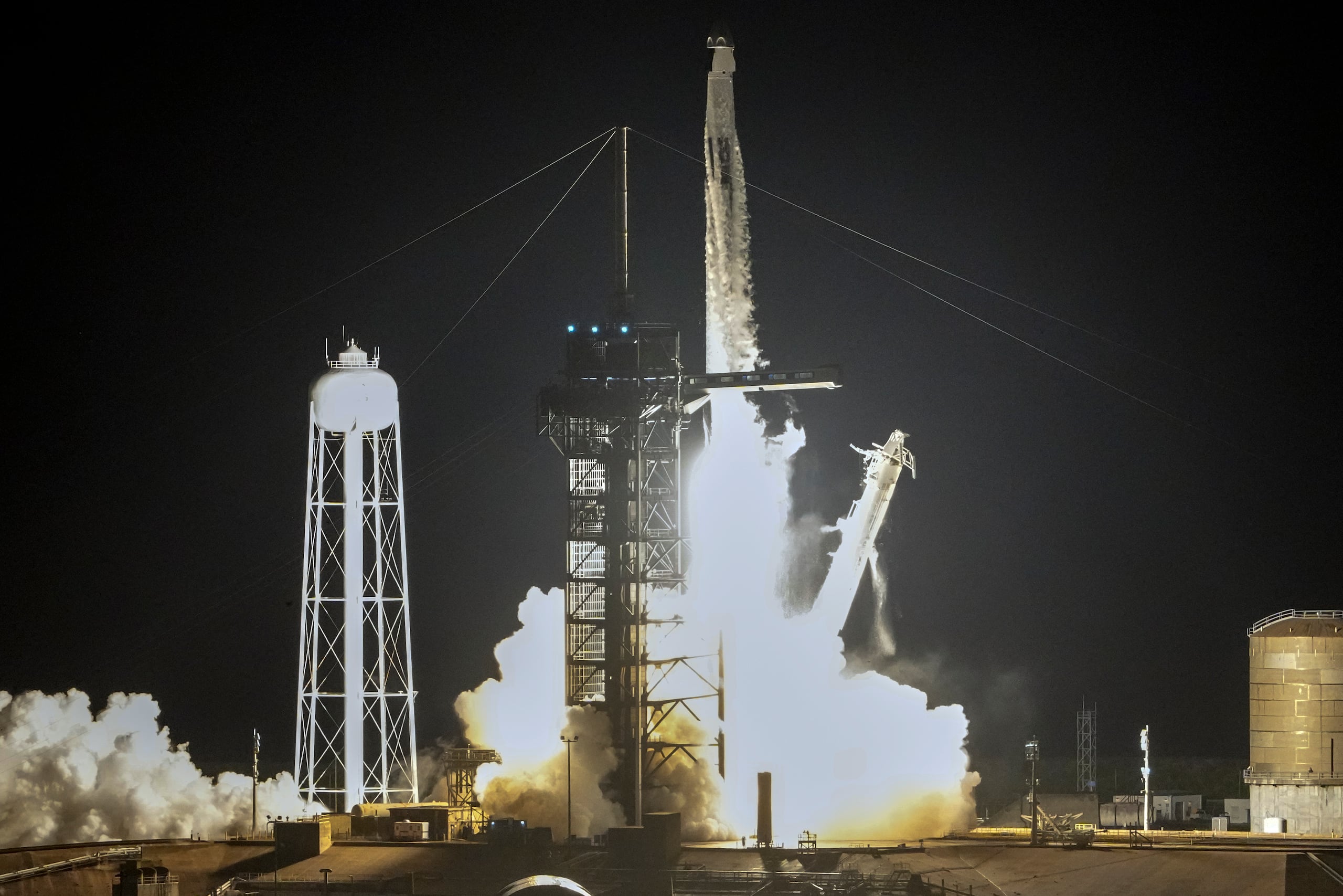 El cohete Falcon 9 de SpaceX, con una tripulación de cuatro personas, despegó de la plataforma 39A del Centro Espacial Kennedy en Cabo Cañaveral, Florida.