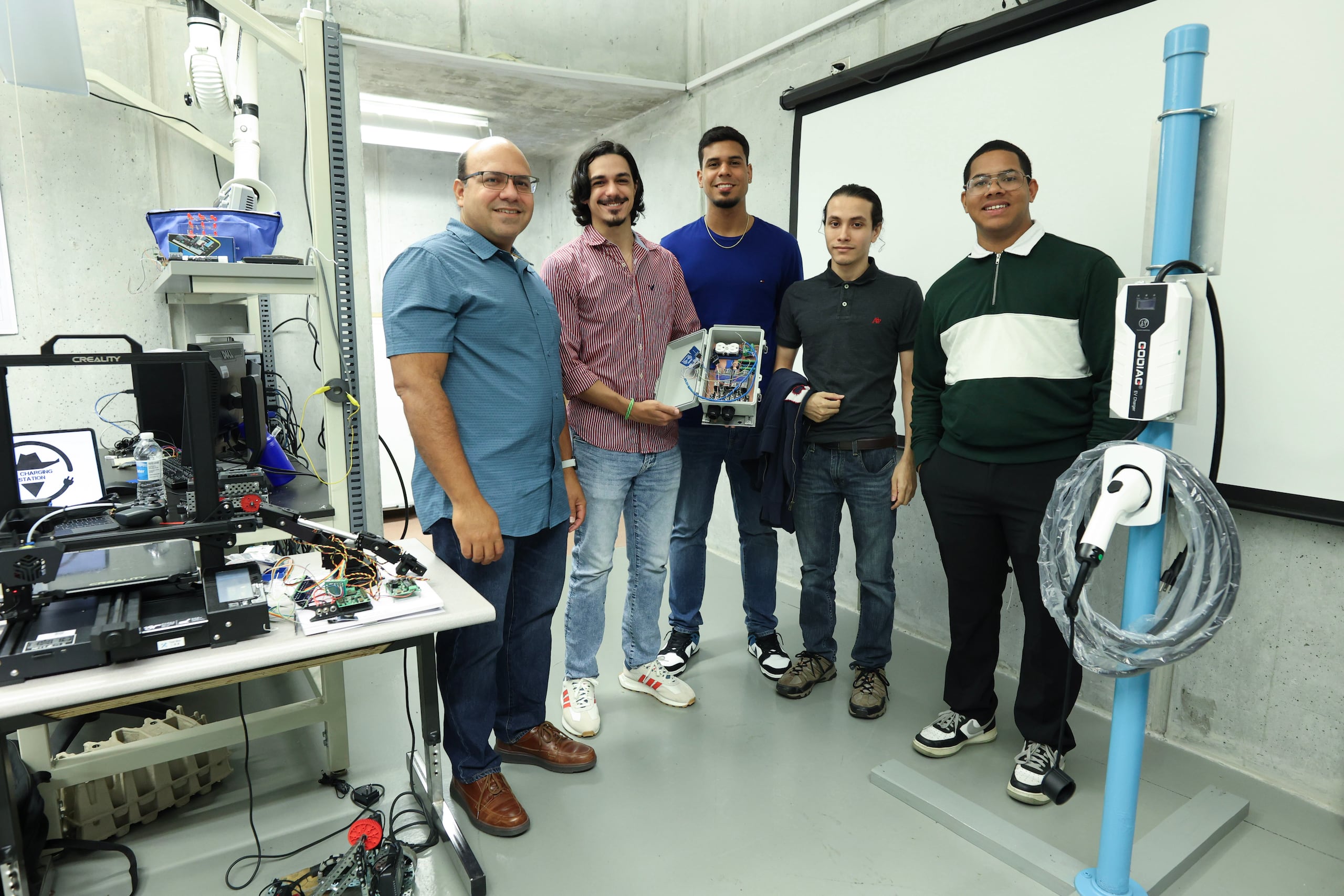 Desde la izquierda, el profesor Ismael Jiménez Dávila, junto a los estudiantes Alberto Cabeza, Lewis Sánchez, Kadiel Casul y Héctor Sánchez, quienes elaboran una estación de carga para autos eléctricos con energía solar.