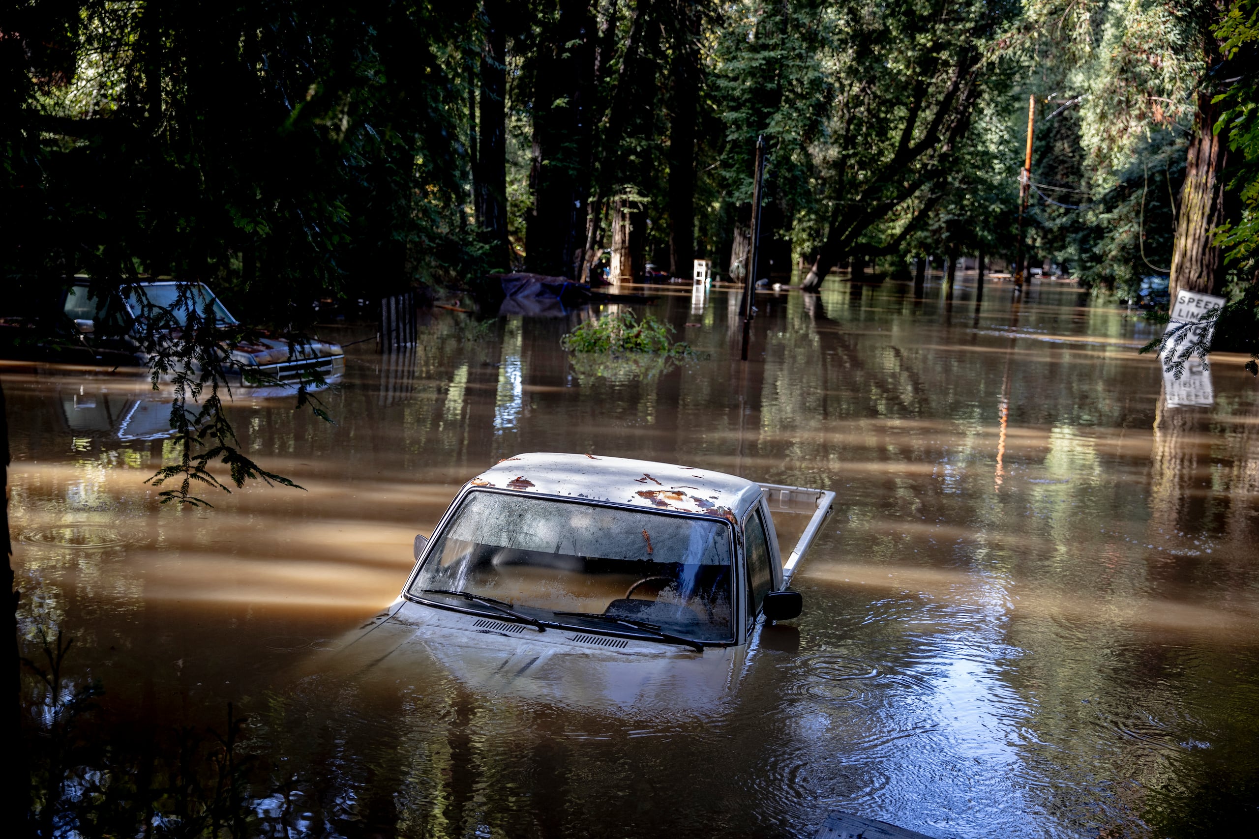 Un auto sumergido por las inundaciones en Mirabel RV Park & Campground en California debido a la tormenta.