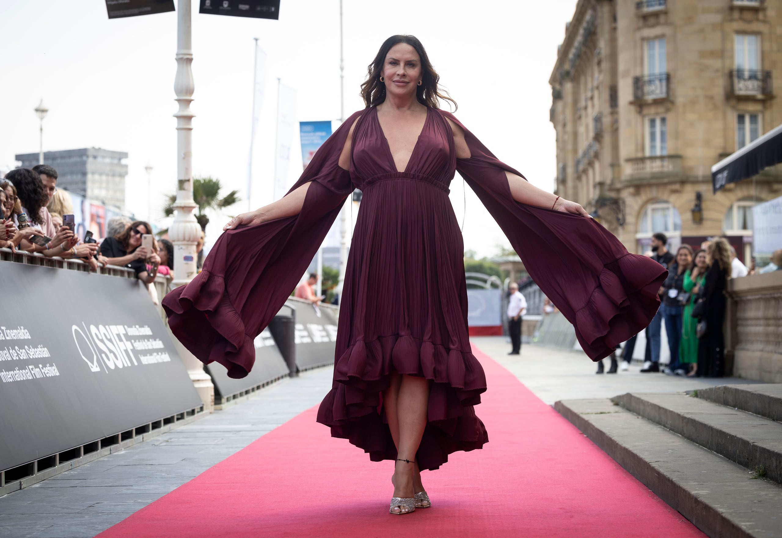 Imagen de archivo de la actriz Karla Sofía Gascón posando en la alfombra roja del Festival de Cine de San Sebastián. EFE/Javier Etxezarreta