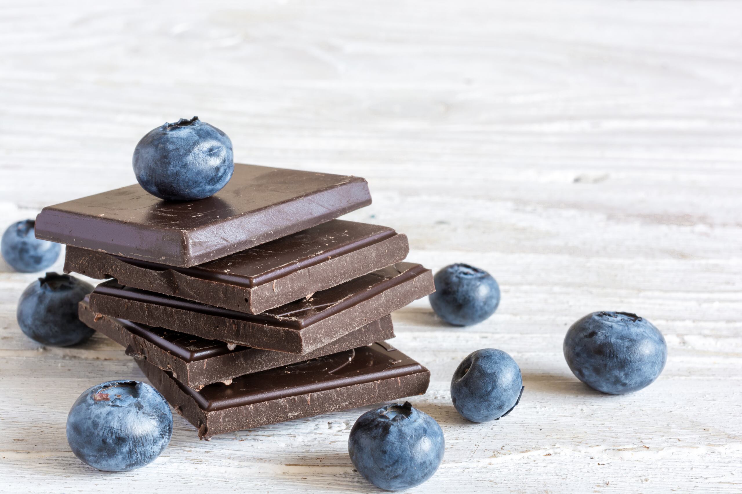 El chocolate oscuro estimula la producción de endorfinas y mejora el enfoque.