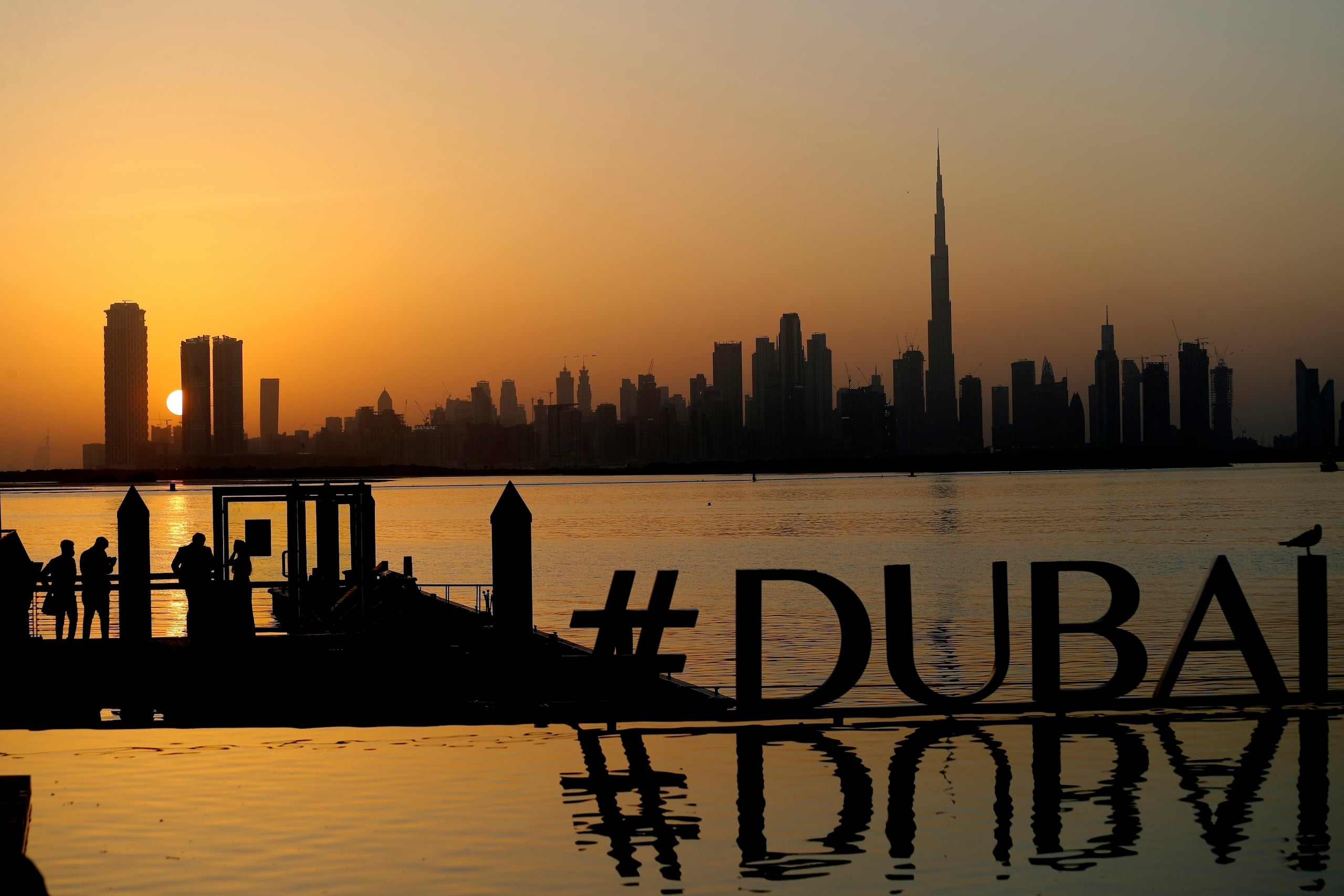 Atardecer con la vista de la ciudad y la torre más alta del mundo, Burj Khalifa, en Dubái, Emiratos Árabes Unidos.