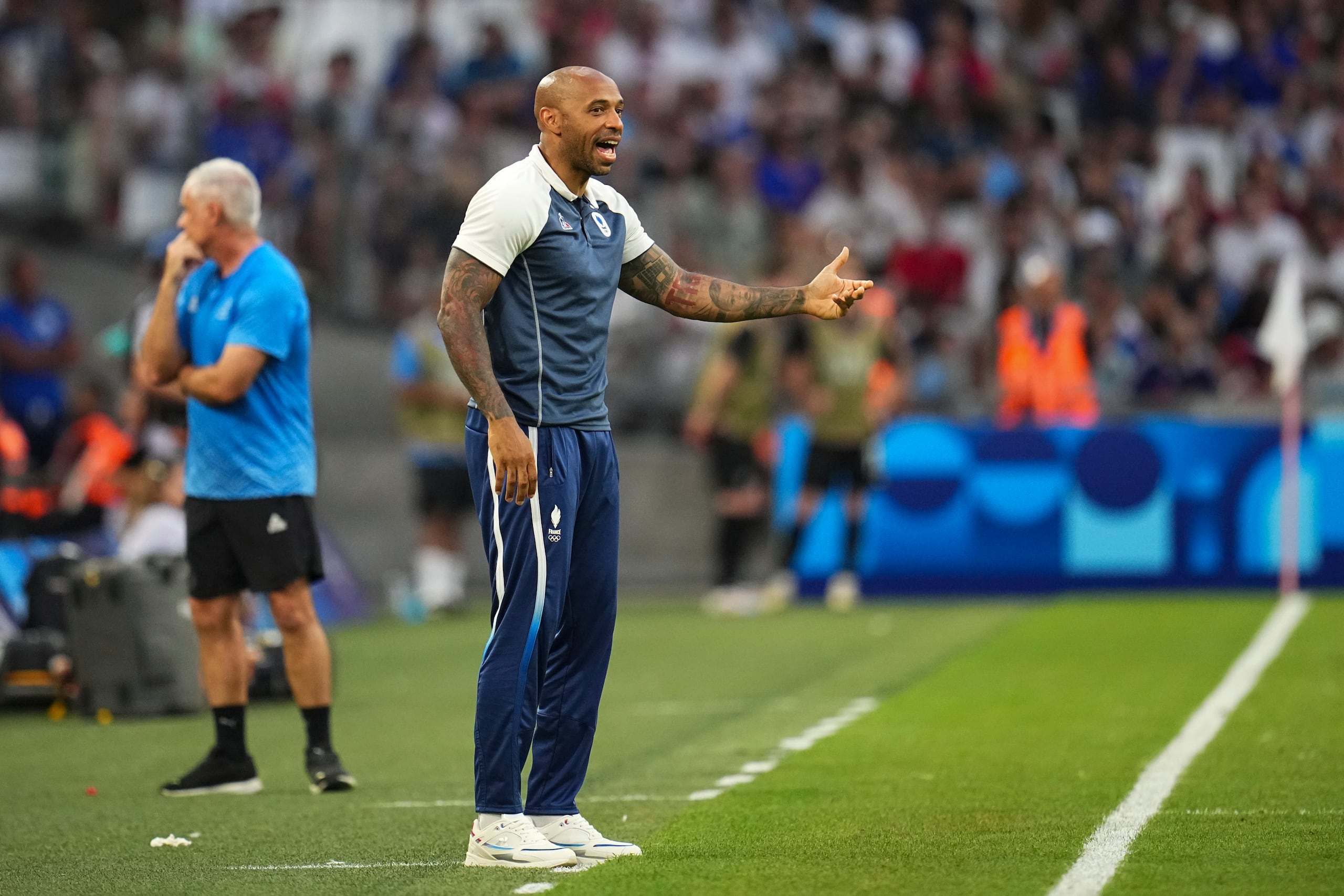 El técnico de Francia Thierry Henry da indicaciones durante el partido contra Nueva Zelanda por el Grupo A de los Juegos Olímpicos en el estadio Velodrome el martes 30 de julio de 2024, en Marsella, Francia. (AP Foto/Daniel Cole)