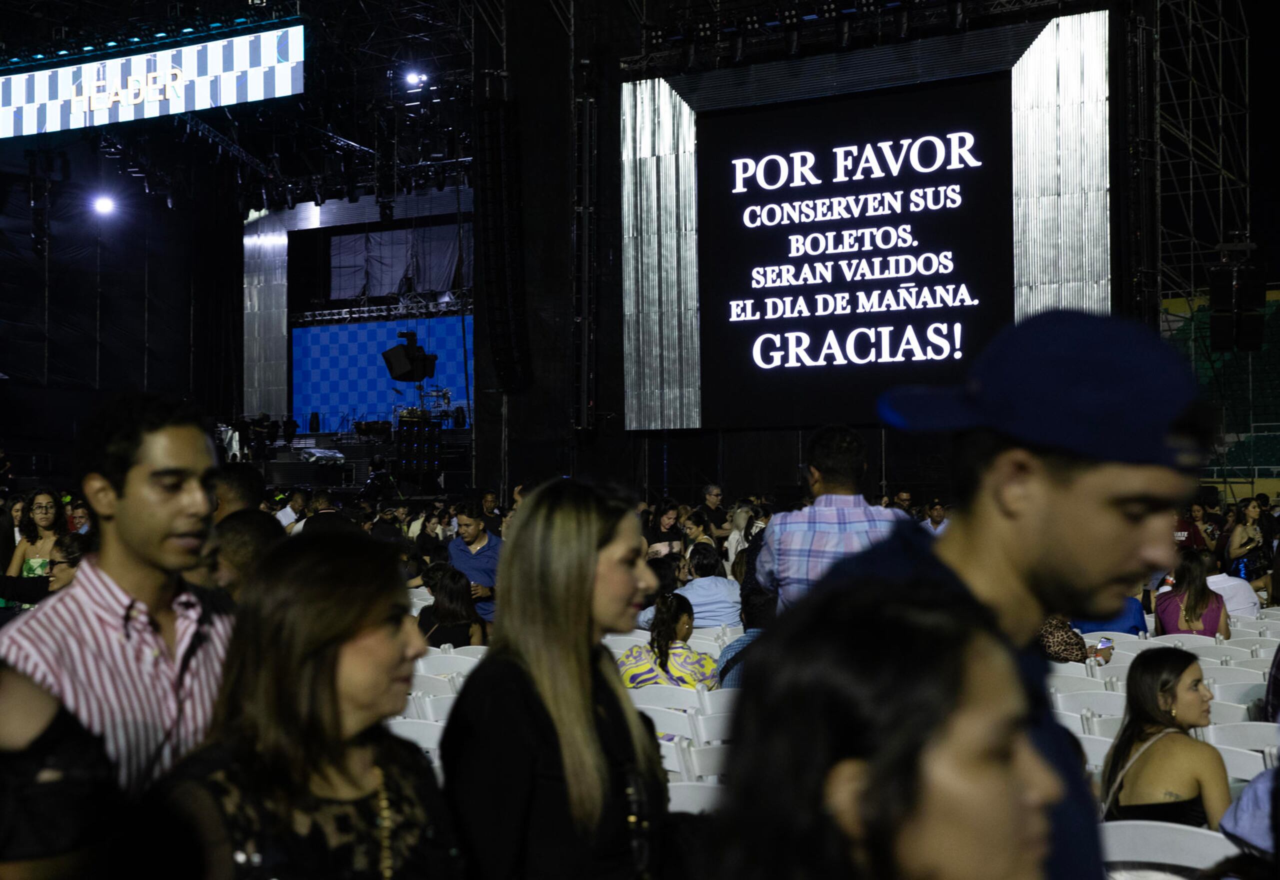 Los asistentes se retiran del concierto de Luis Miguel luego de ser pospuesto en el Estadio Olímpico en Santo Domingo.