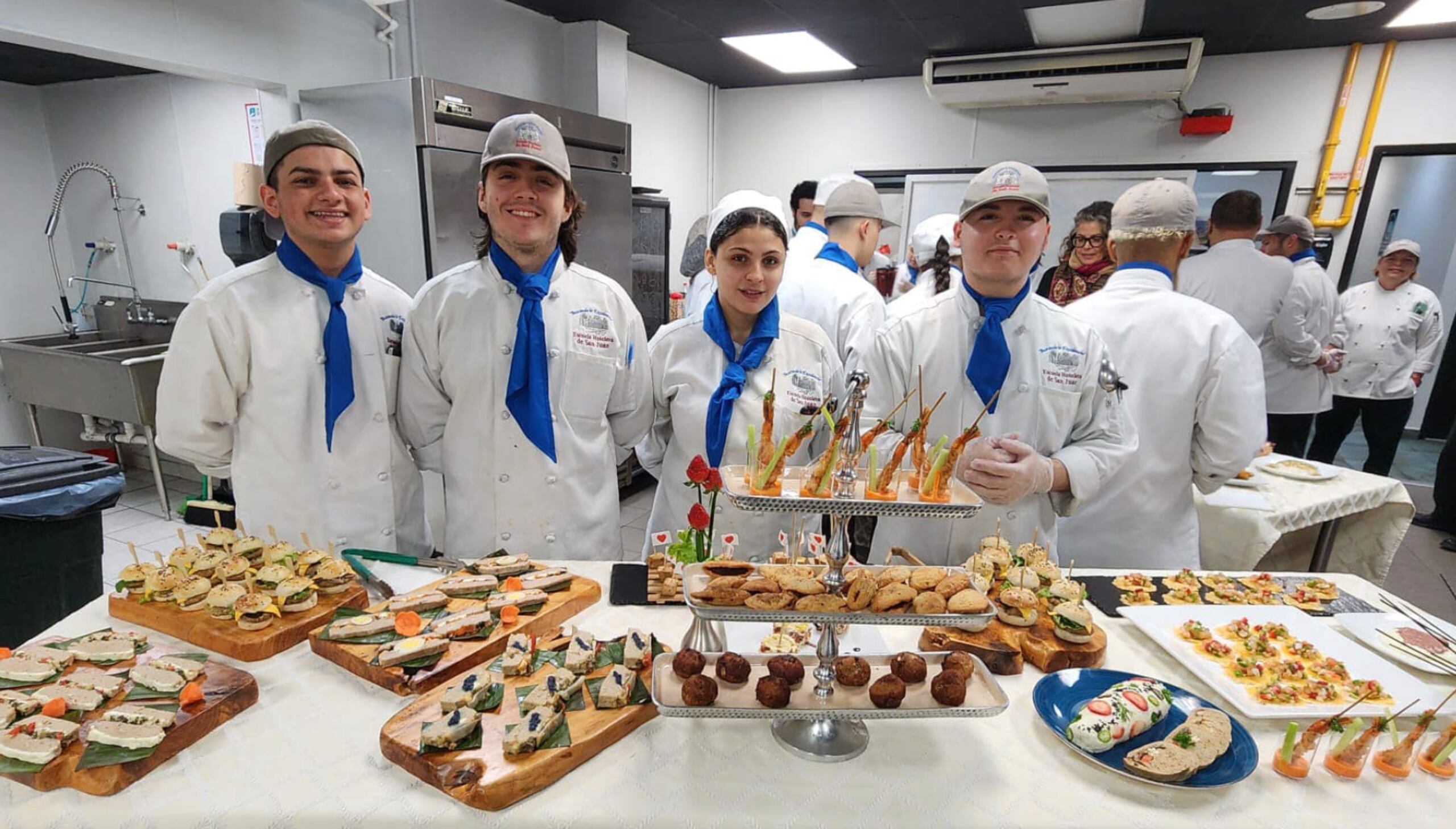 Los estudiantes aprenden y perfeccionan las diversas técnicas culinarias.