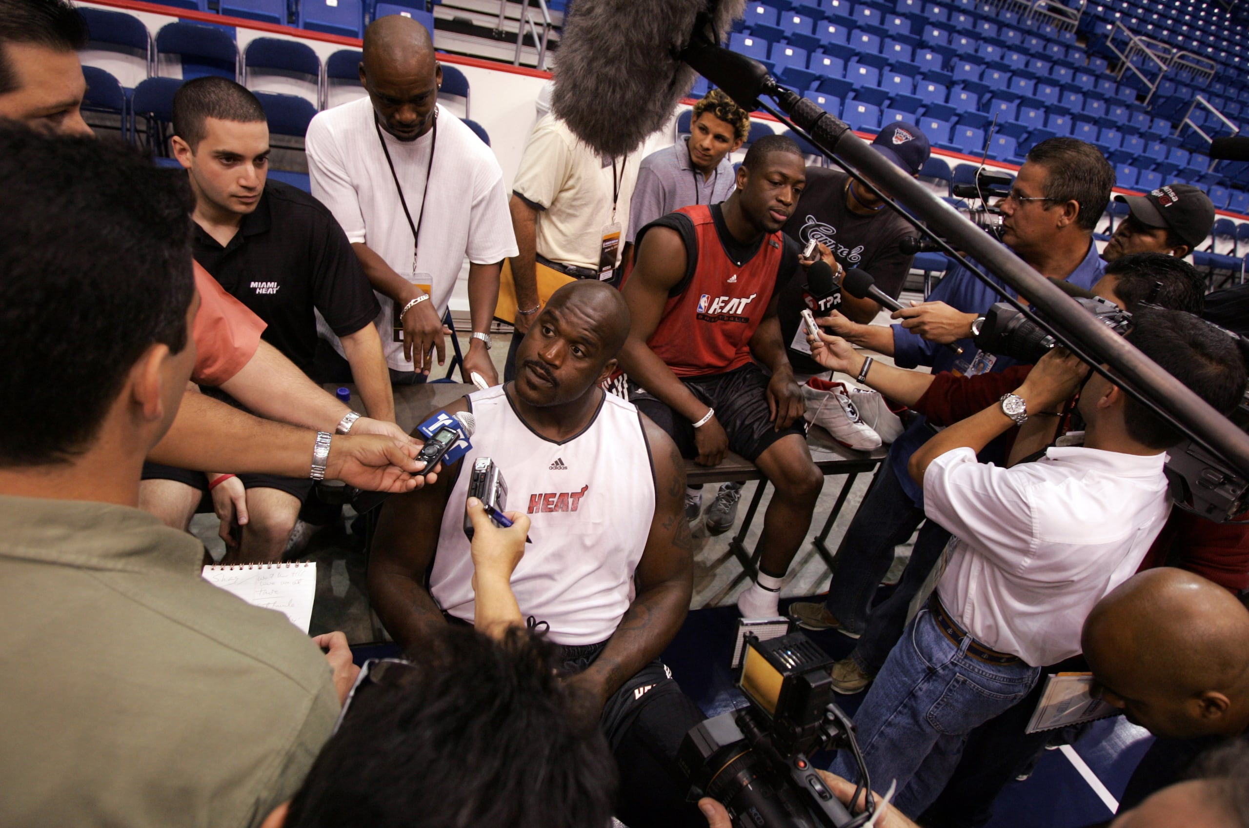 Shaquille O’Neal y Dwyane Wade atienden a la prensa antes de su juego contra los Pistons de Detroit en Puerto Rico.