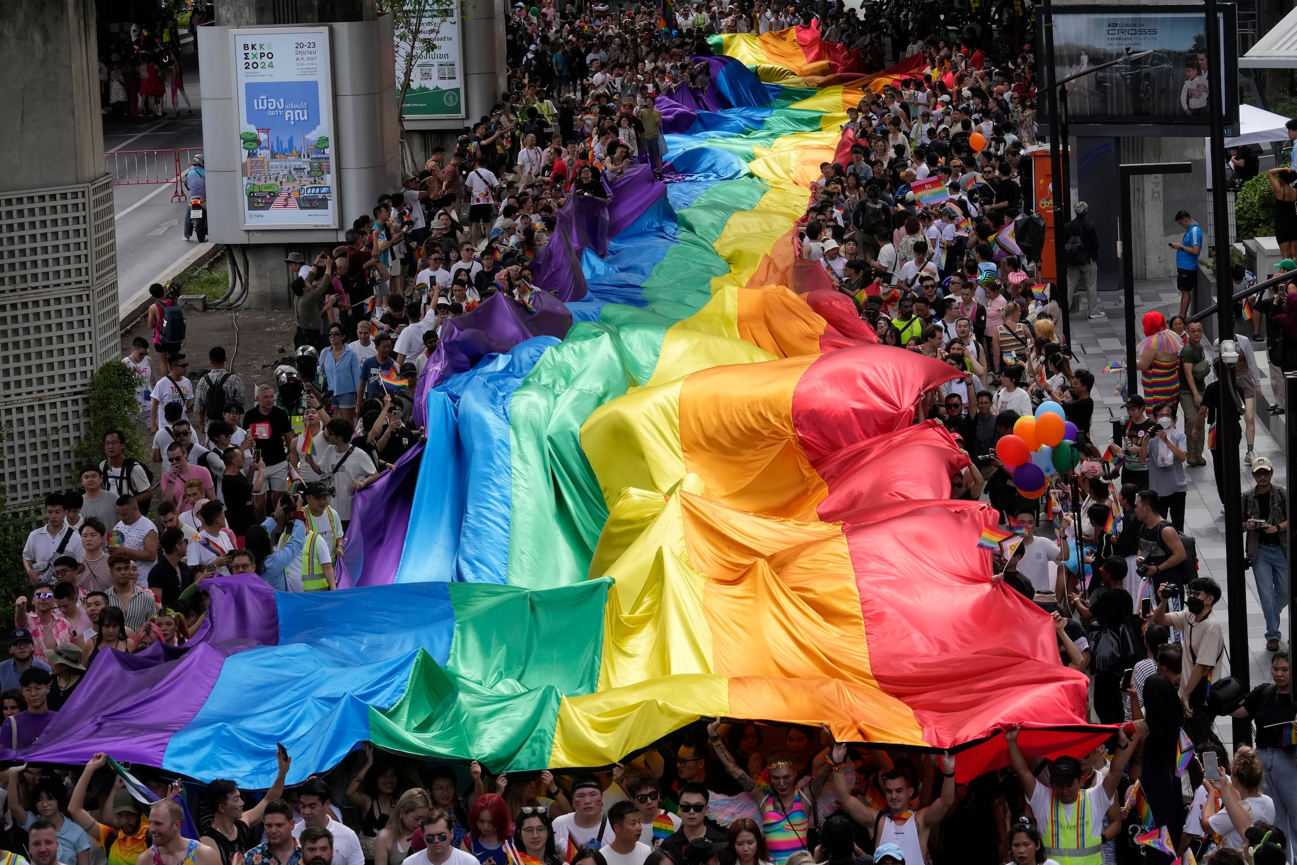 Participantes sostienen una bandera arcoiris durante el Desfile del Orgullo, el sábado 1 de junio de 2024, en Bangkok. (AP Foto/Sakchai Lalit, Archivo)