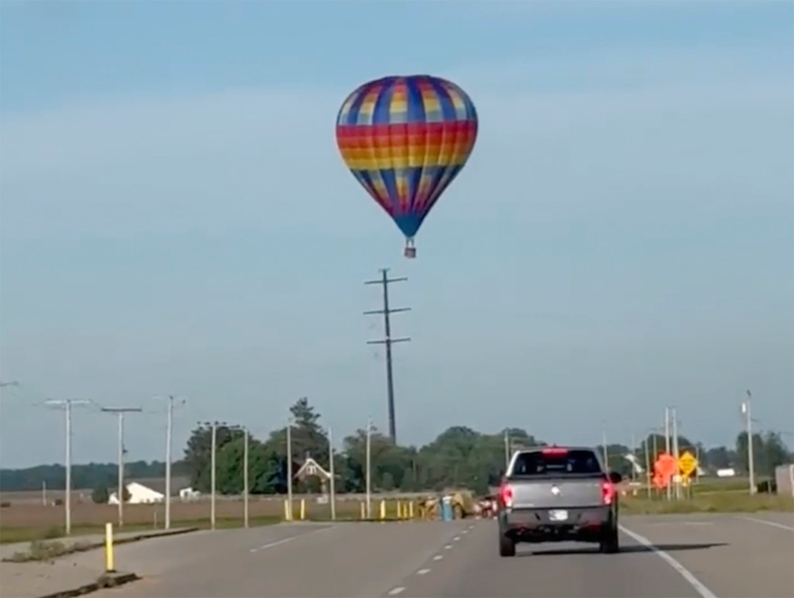 El globo hizo contacto con las líneas eléctricas el domingo por la tarde en Hebrón, Indiana, a unas 56 millas al sureste de Chicago.