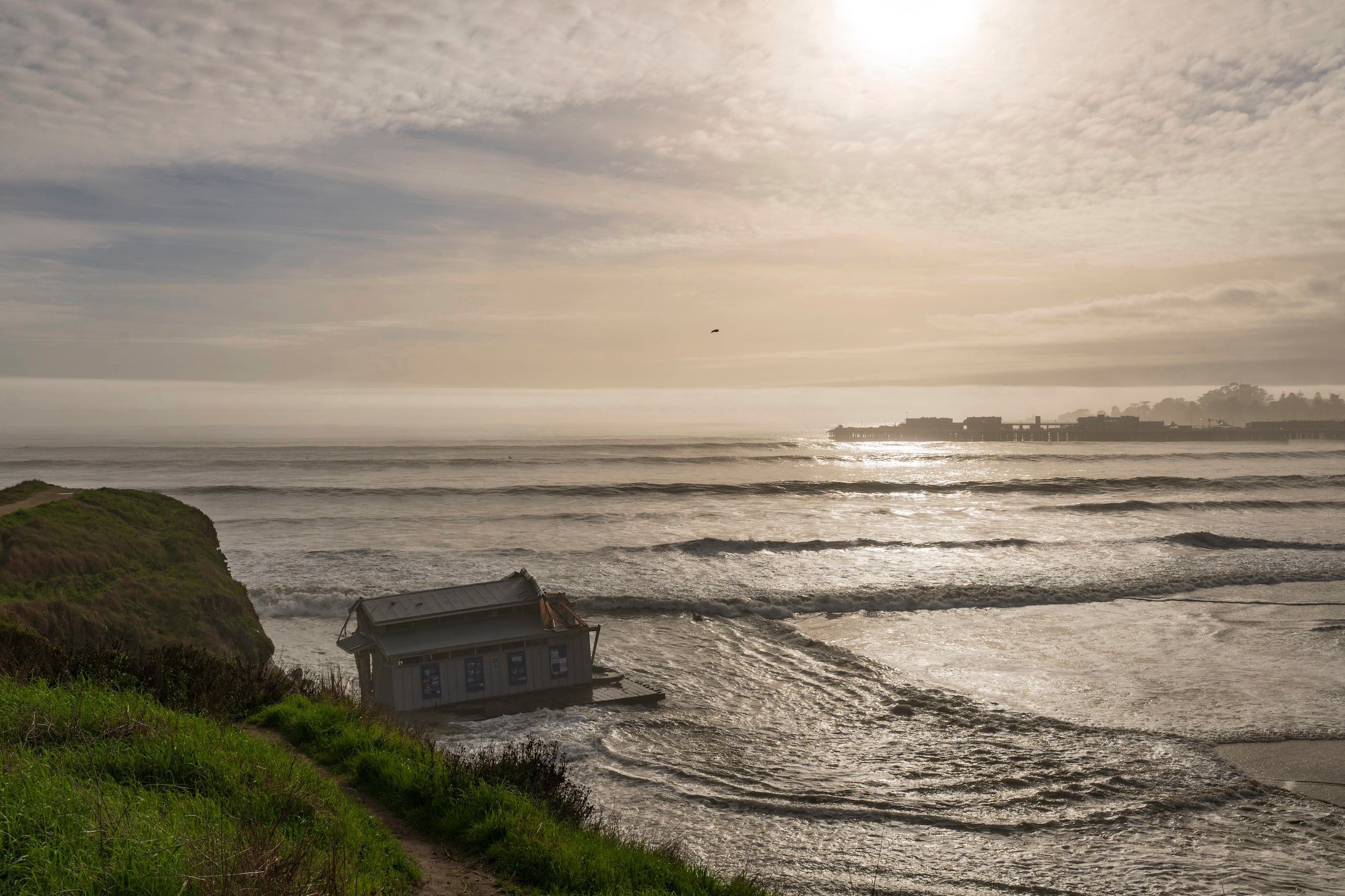 Los restos de un restaurant flotan en la desembocadura del río San Lorenzo el lunes 23 de diciembre de 2024, luego de que se desplomó un muelle en Santa Cruz, California. (AP Foto/Nic Coury)
