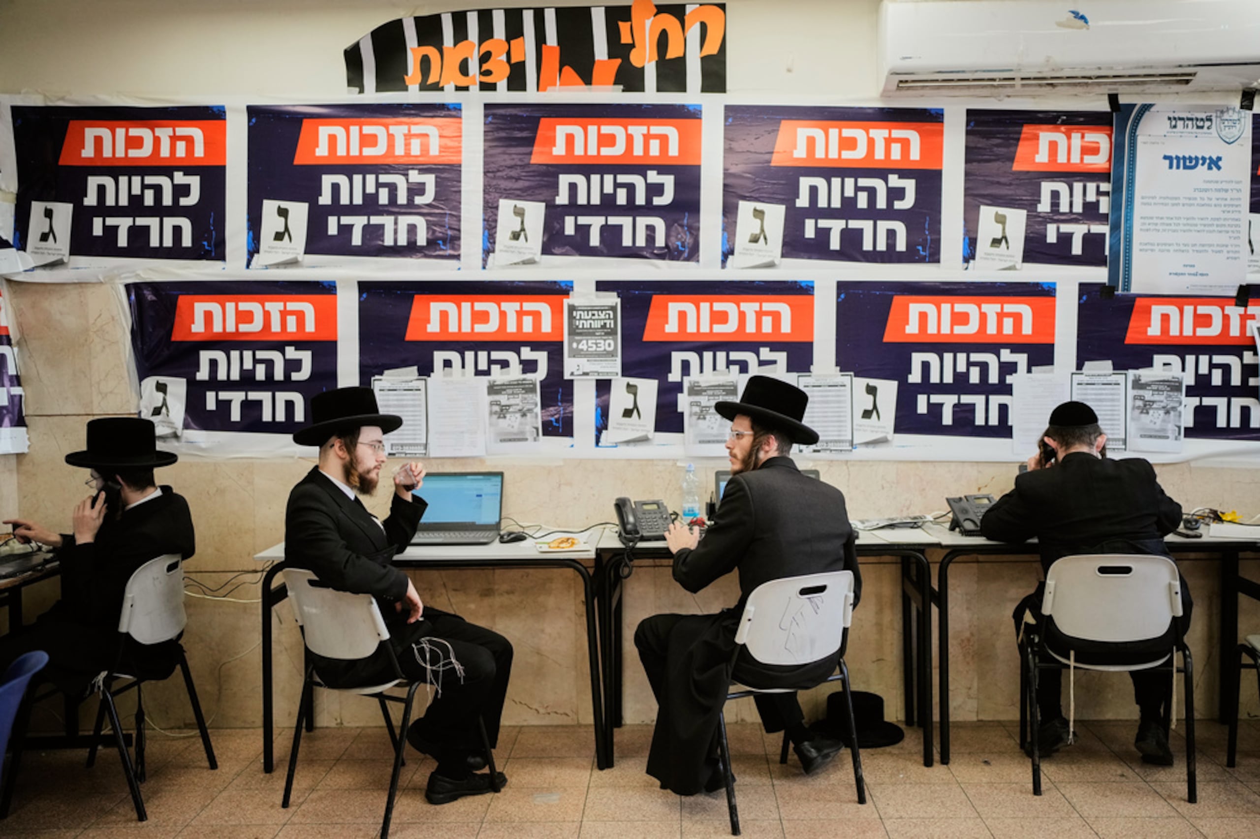 Poco después de que cierren las urnas a las 10 de la tarde hora local, las tres principales cadenas de televisión de Israel difundirán encuestas a boca de urna que estiman cuántos escaños obtuvo cada partido.