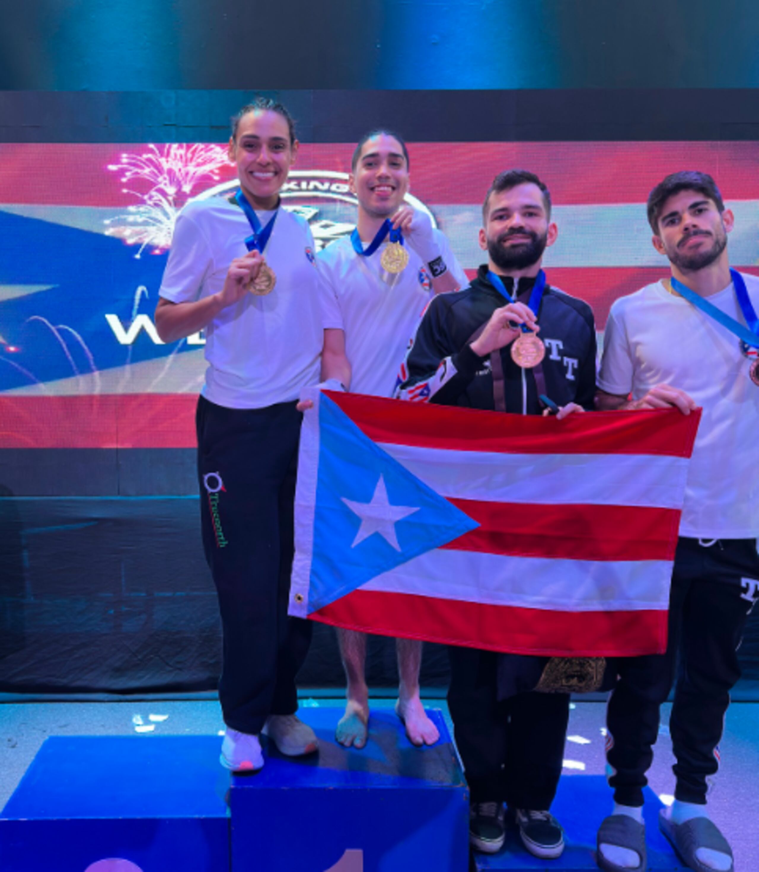 Cuatro de los cinco medallistas. De izquierda a derecha: Angela Whitley, Jacob Soto, Reinaldo Díaz y Michael Gordillo.