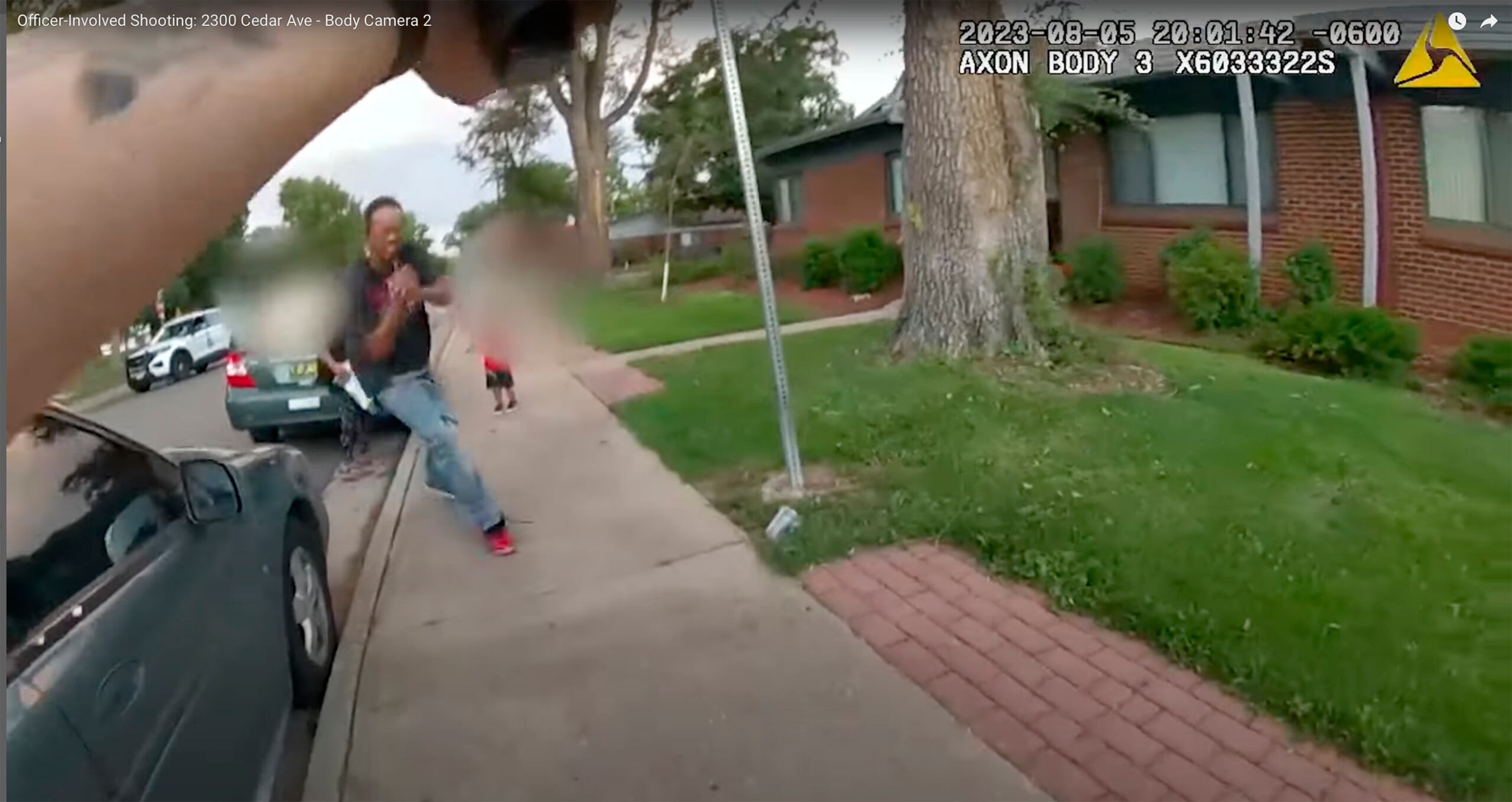 Expertos consideraron razonable que el agente creyera que Cole tenía un cuchillo, pero dijeron que debieron analizar la posición de los transeúntes y si los disparos los pusieron en peligro.