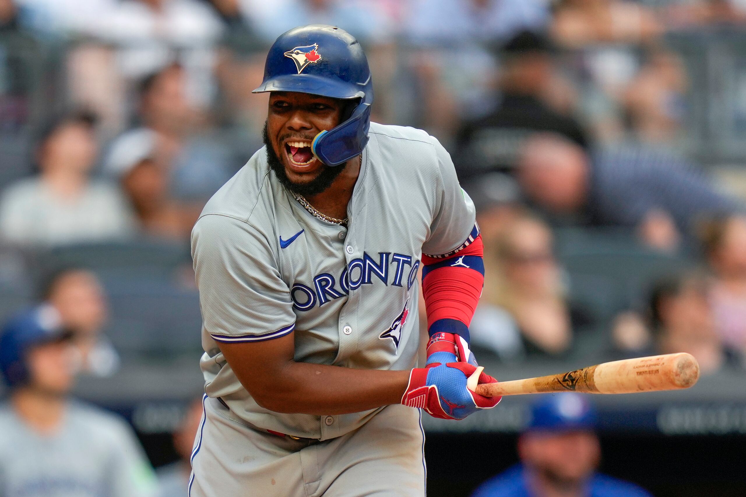 El dominicano Vladimir Guerrero Jr., de los Blue Jays de Toronto, reacciona tras conectar un elevado en un juego ante los Yankees de Nueva York, el domingo 4 de agosto de 2024.