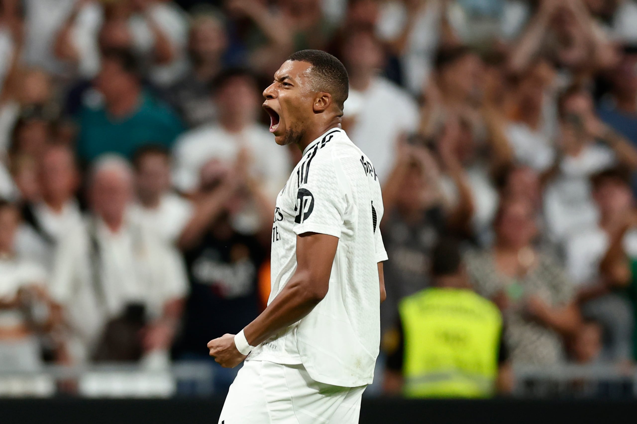 Kylian Mbappé celebra tras anotar de penal el segundo gol del Real Madrid ante Betis en la Liga española, el domingo 1 de septiembre de 2024, en Madrid. (AP Foto/Pablo García)