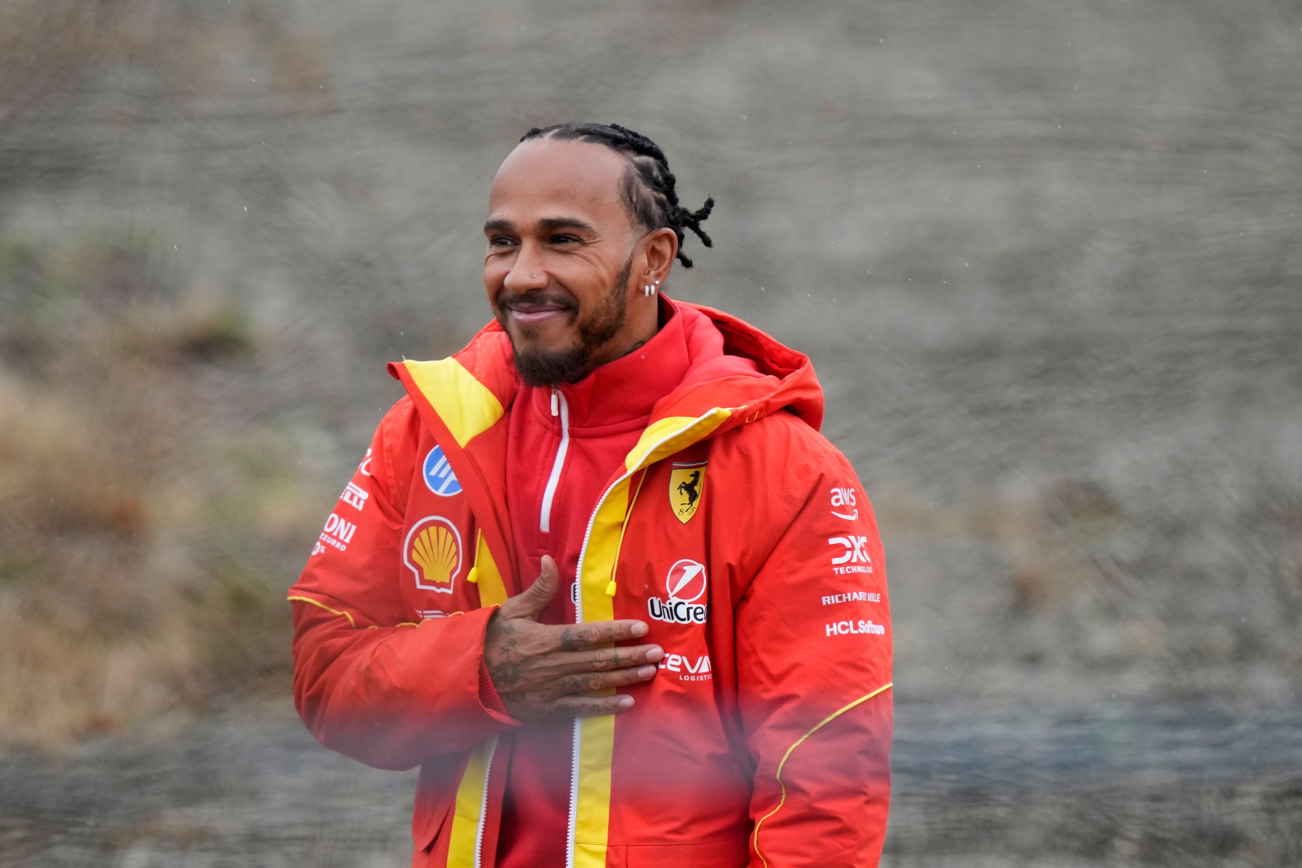 Lewis Hamilton en uniforme de Ferrari.