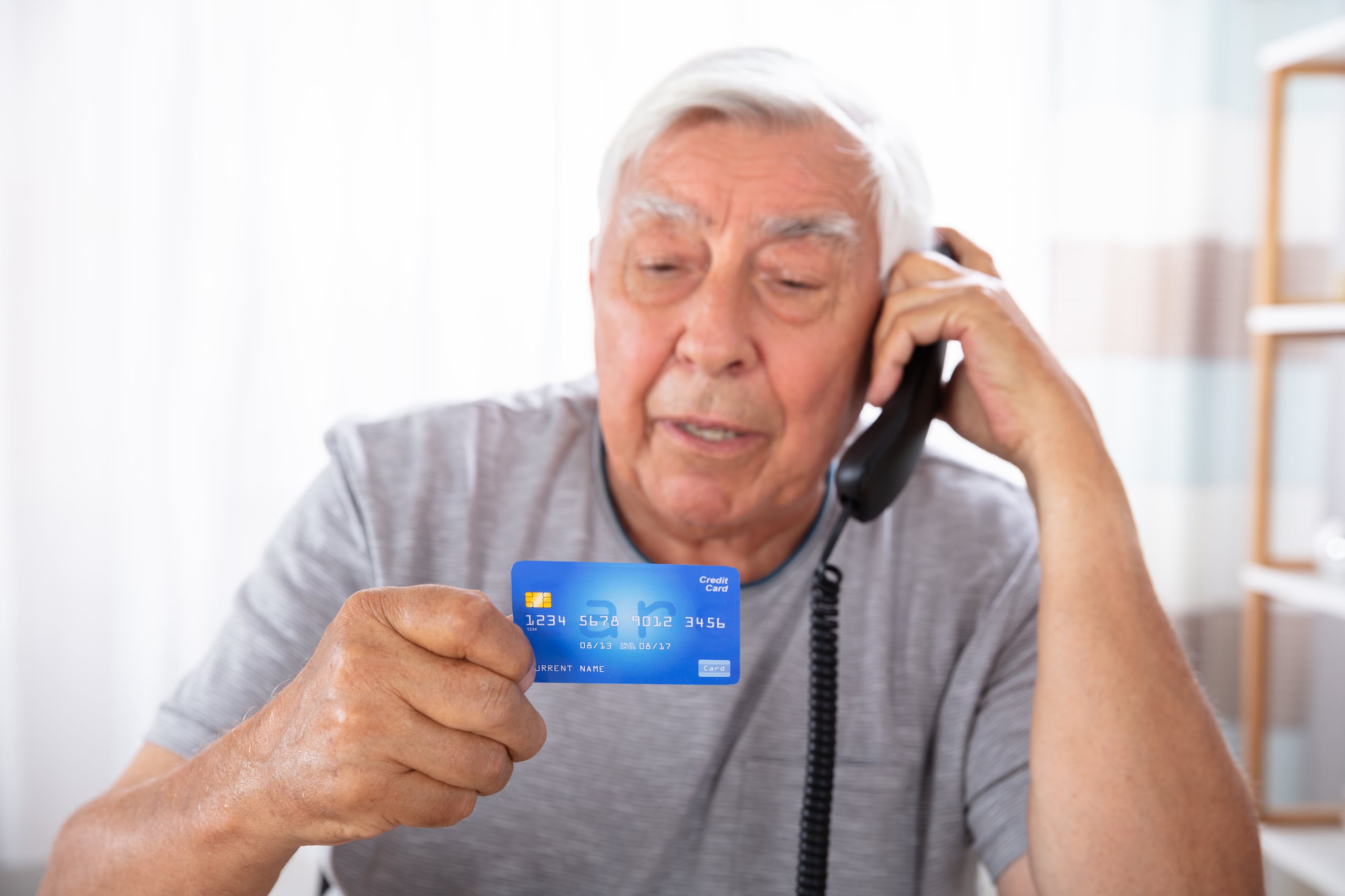 Las autoridades están detectando tramas organizadas y transnacionales contra ciudadanos de edad avanzada mediante una gran variedad de tácticas, como propuestas románticas falsas o pedidos de invertir dinero.