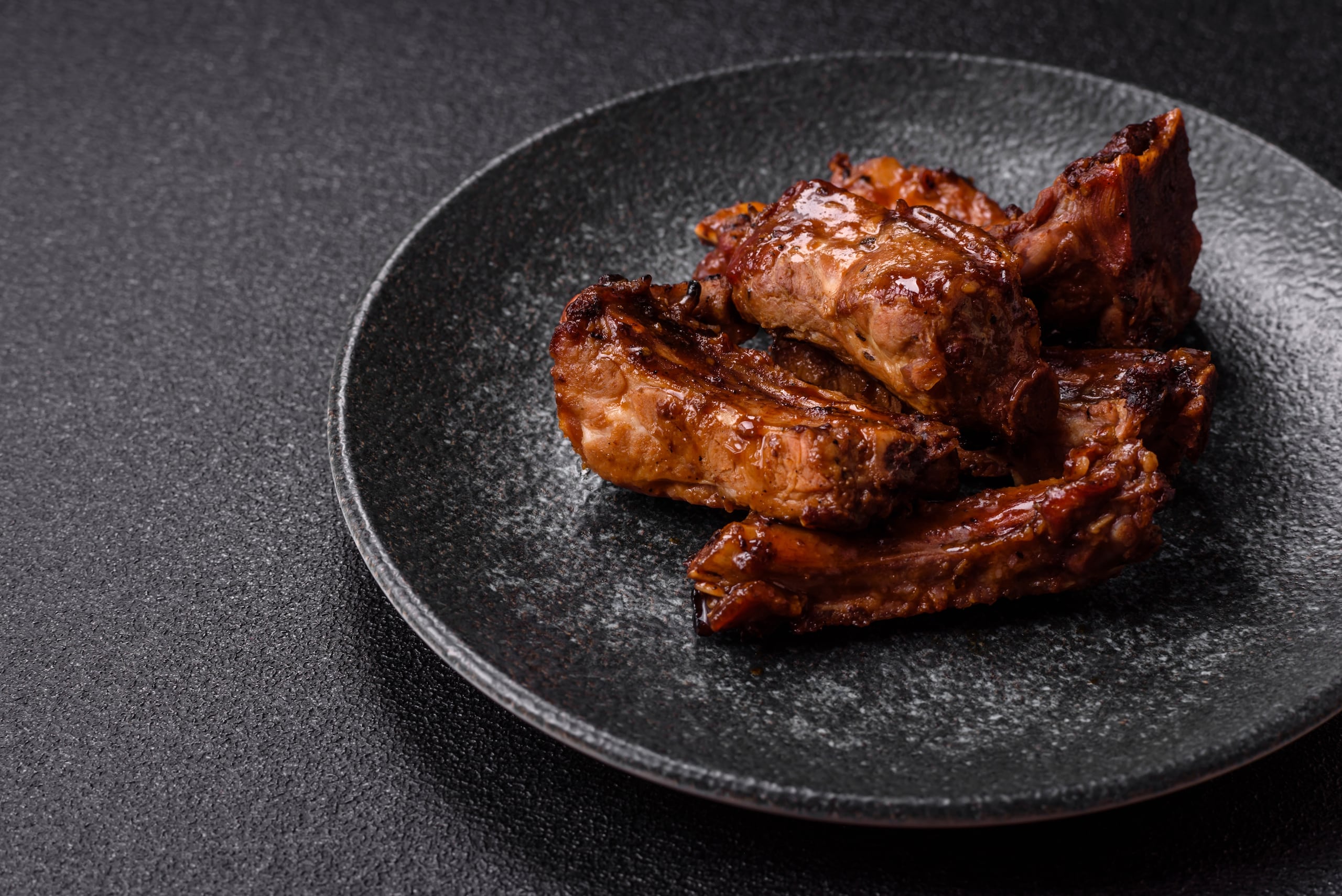 Estas costillas no se cocinan en el "rack", las cortas individualmente.