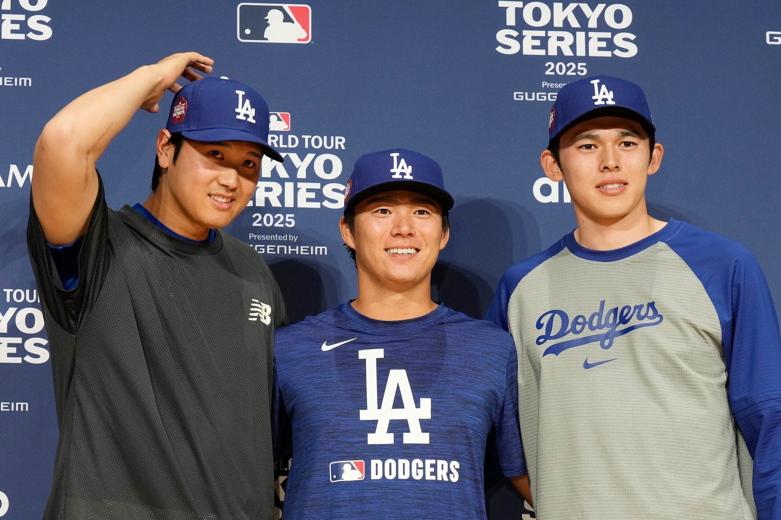 Shohei Ohtani de los Dodgers de Los Ángeles, con sus compañeros, Yoshinobu Yamamoto y Roki Sasaki posan para las fotos tras la conferencia de prensa antes de la serie ante los Cachorros de Chicago en Tokio.