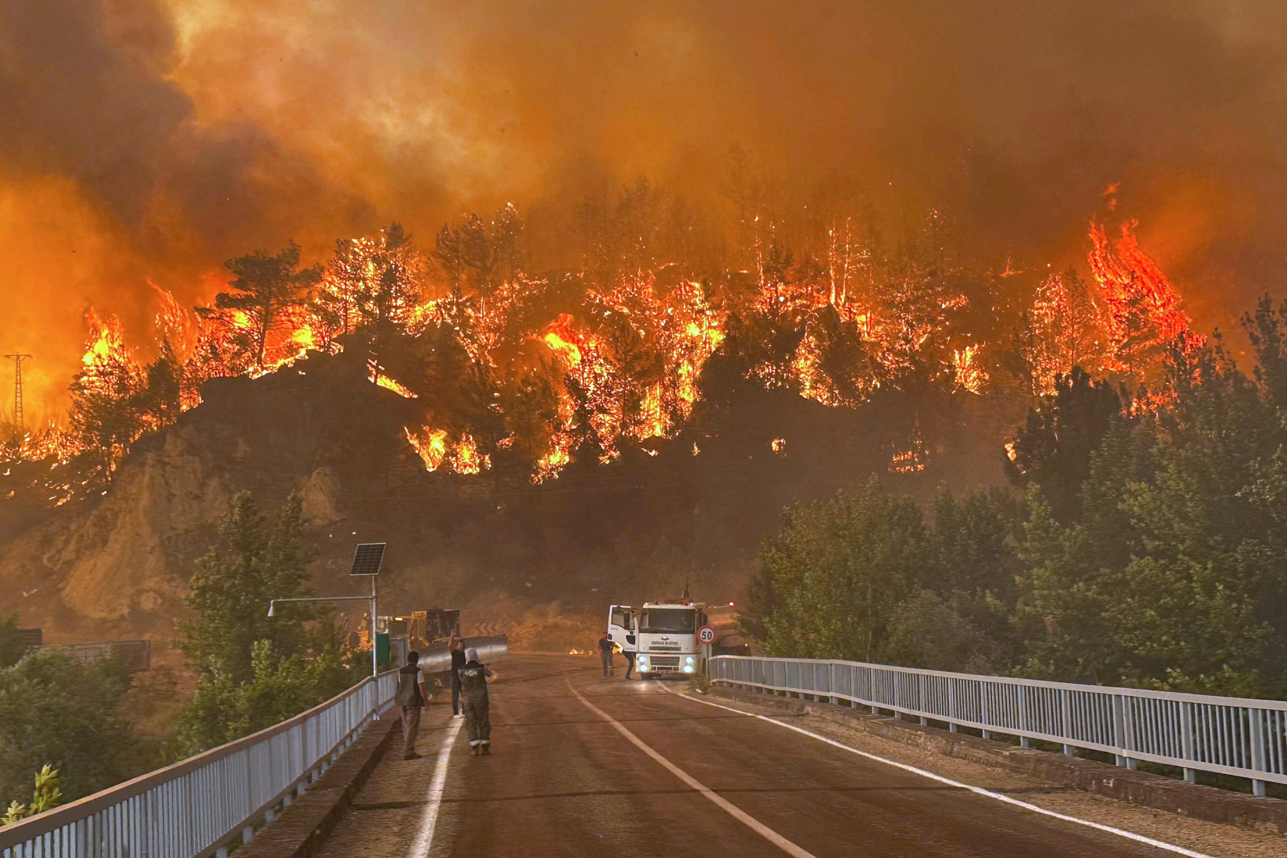 Un incendio arde en una zona boscosa cerca de la localidad de Cavuslar, en el distrito de Karabuk, en el noroeste de Turquía, el miércoles 23 de julio de 2025. (Ridvan Bostanci/IHA vía AP)