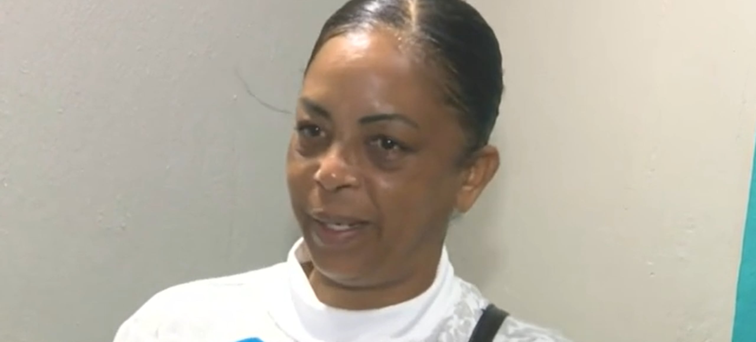 La madre de la joven contó que estaba dormida cuando su hija la despertó con la noticia de que había roto fuente.(Fotocaptura video Noticentro)