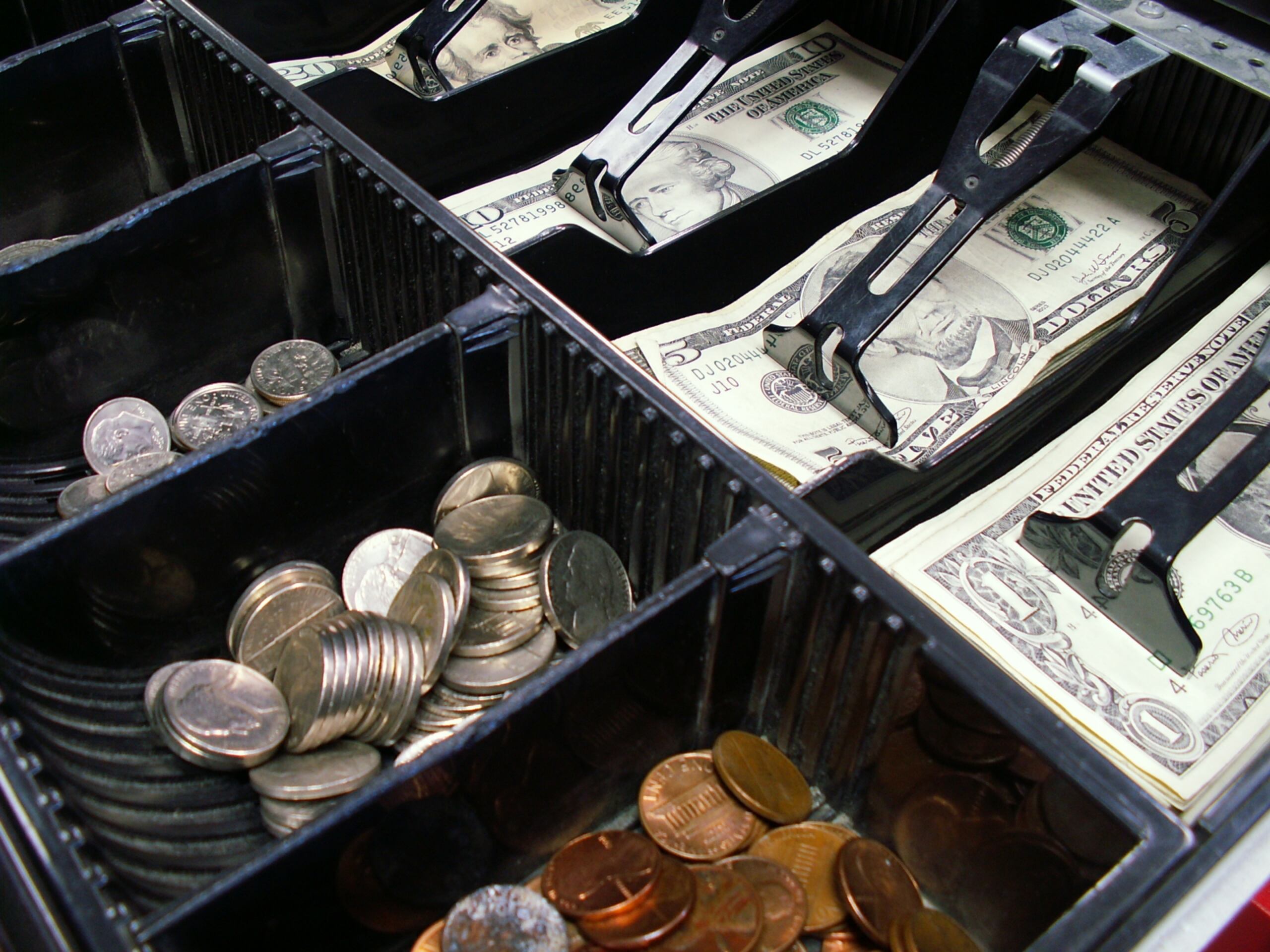 Los asaltantes huyeron con el dinero de la caja registradora.