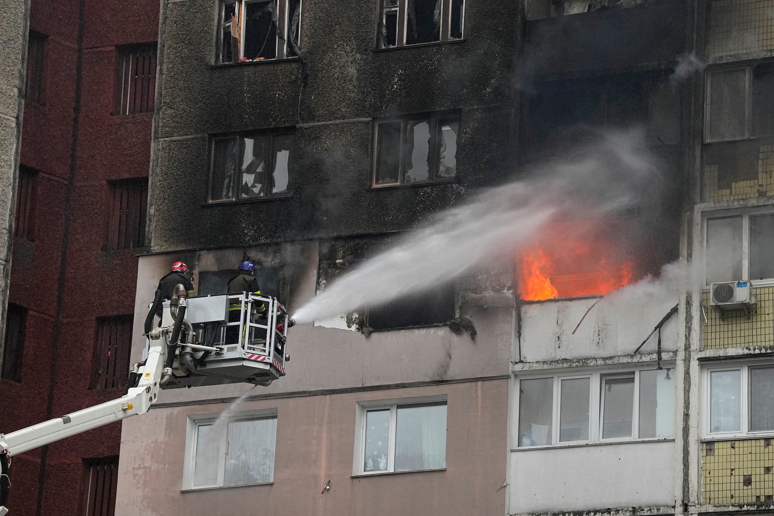 Bomberos trabajan para extinguir un incendio en un edificio de apartamentos después del ataque ruso en Kiev, Ucrania, el miércoles, 7 de febrero. Rusia lanzó misiles balísticos y de crucero y drones de tipo Shahed contra blancos en Ucrania el miércoles por la mañana, según las autoridades. Tres civiles murieron y 10 resultaron heridos, incluida una mujer embarazada. (AP Foto/Efrem Lukatsky)