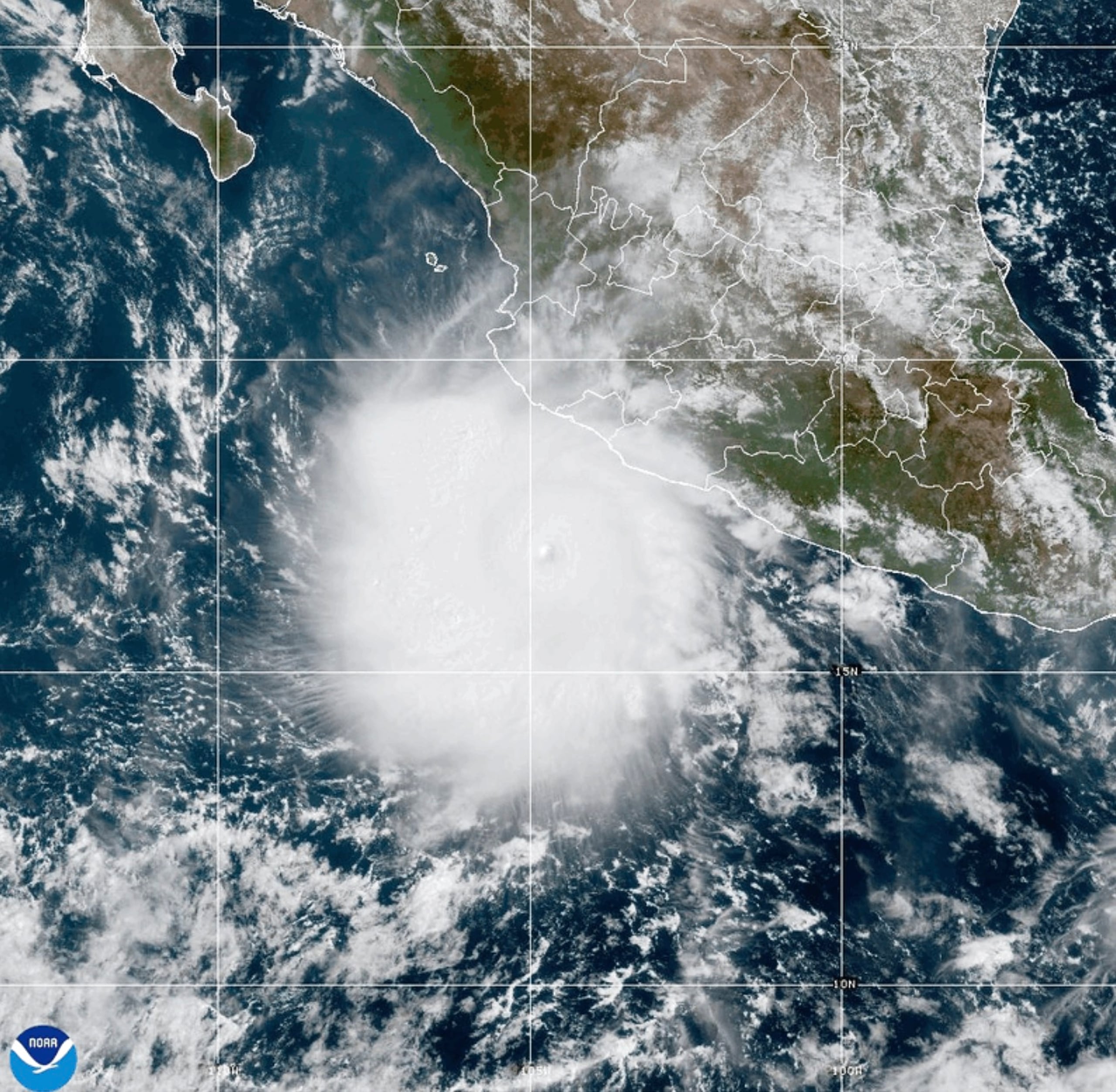 Esta fotografía del jueves 24 de septiembre de 2026, facilitada por la Oficina Nacional de Administración Oceánica y Atmosférica de Estados Unidos (NOAA, por sus siglas en inglés), muestra al huracán Polo alejándose de la costa suroccidental de México. (NOAA vía AP)