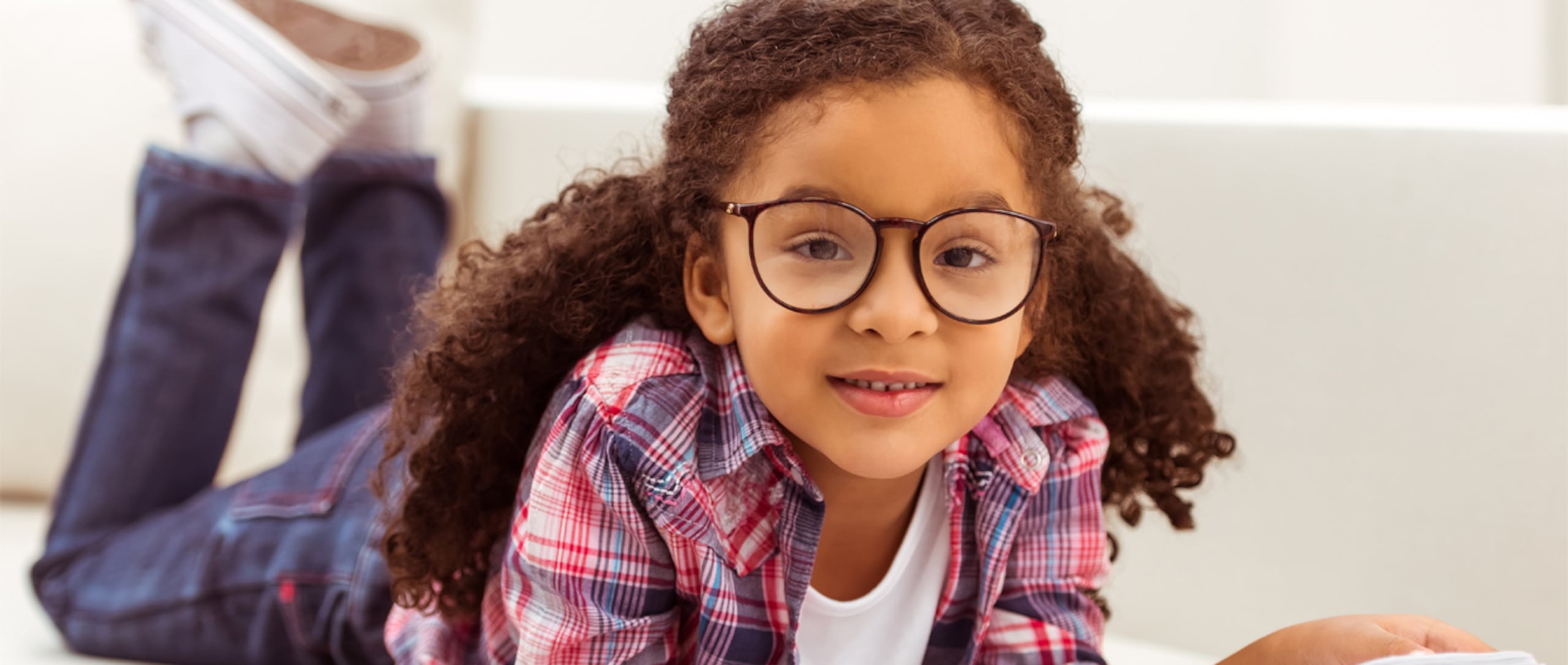 El examen visual de los niños y adolescentes es esencial para su buen desempeño académico. (Shutterstock)