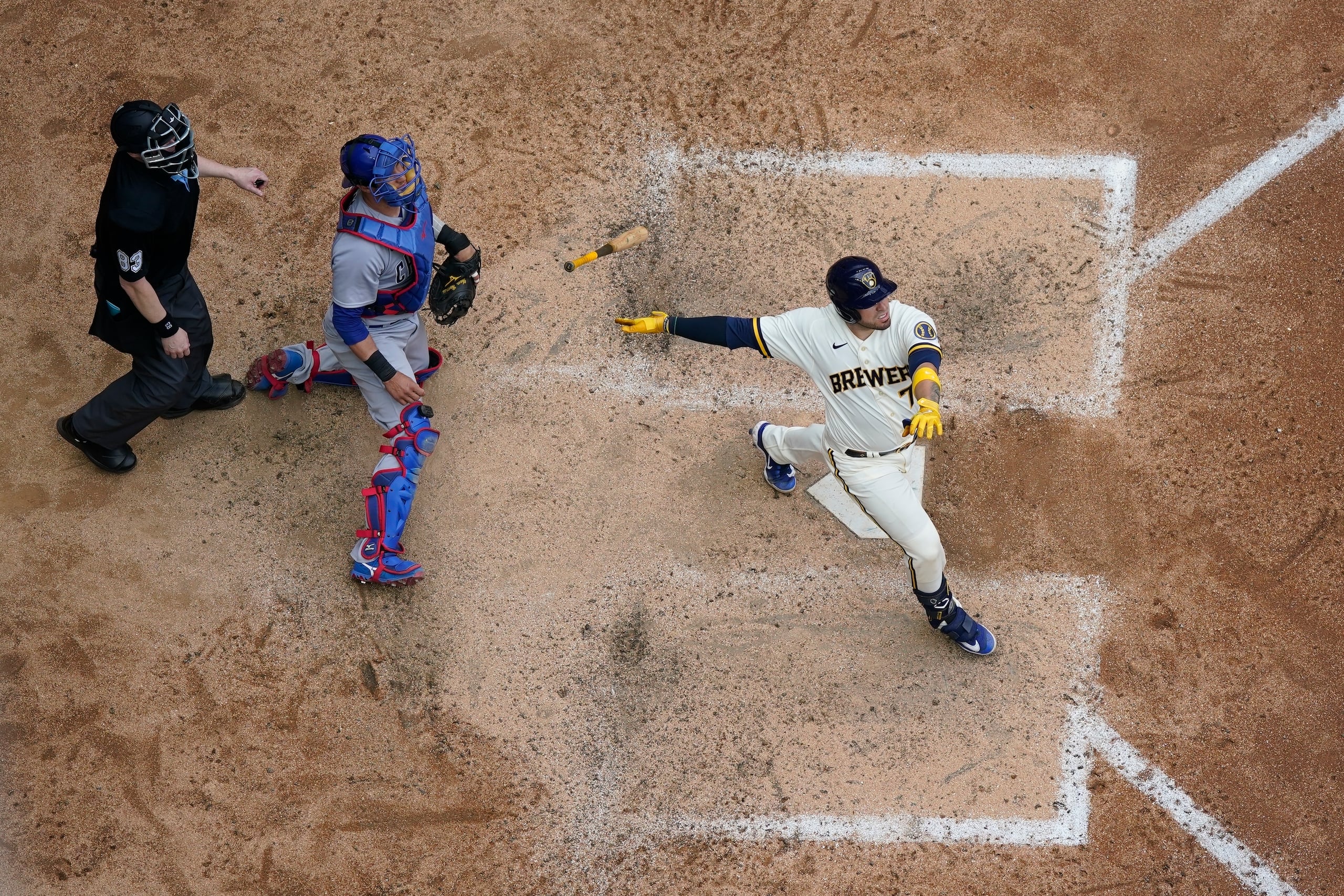 Víctor Caratini, de los Brewers, batea un cuadrangular durante la octava entrada del juego de béisbol en contra de los Cubs.