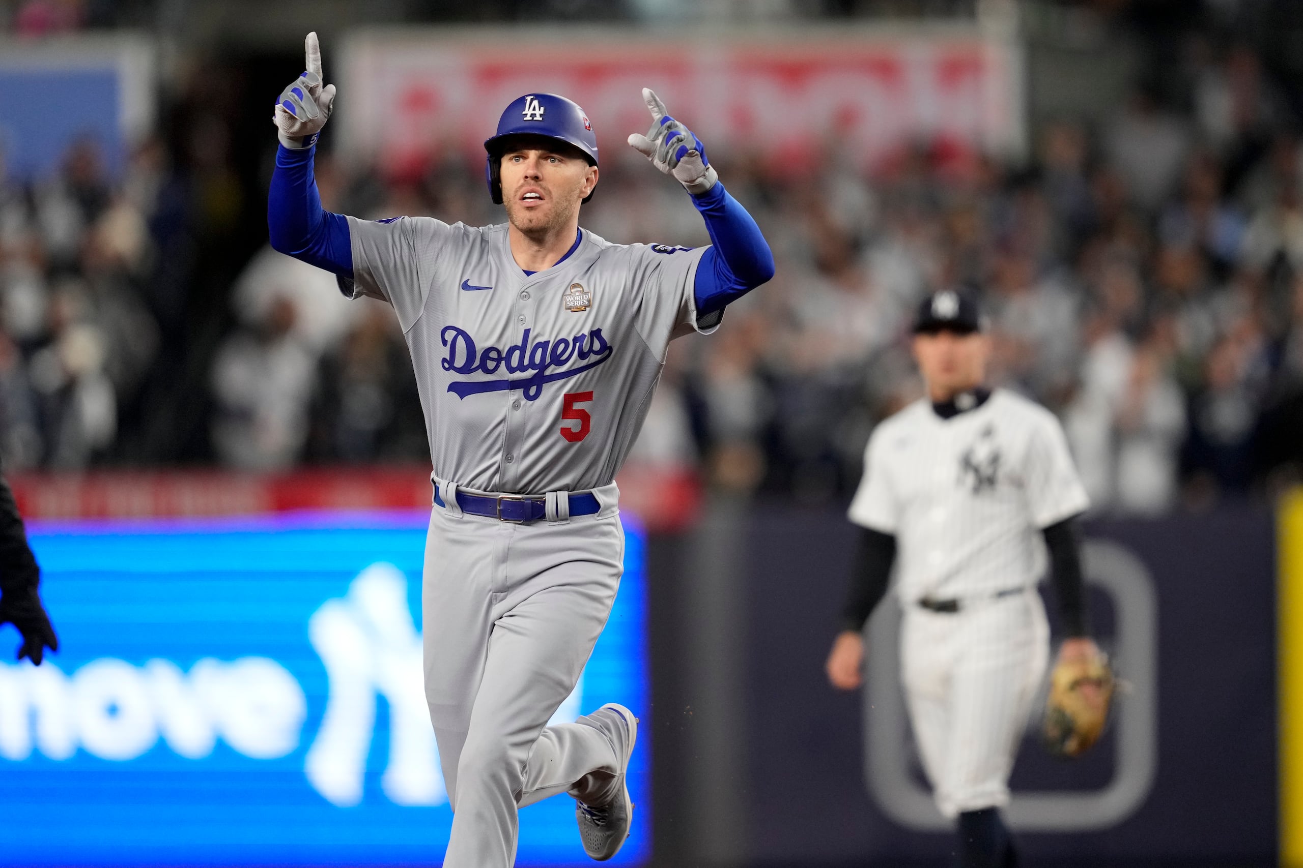 Freddie Freeman sacudió un jonrón de dos carreras en la misma primera entrada para darle la ventaja a los Dodgers en el Yankee Stadium.