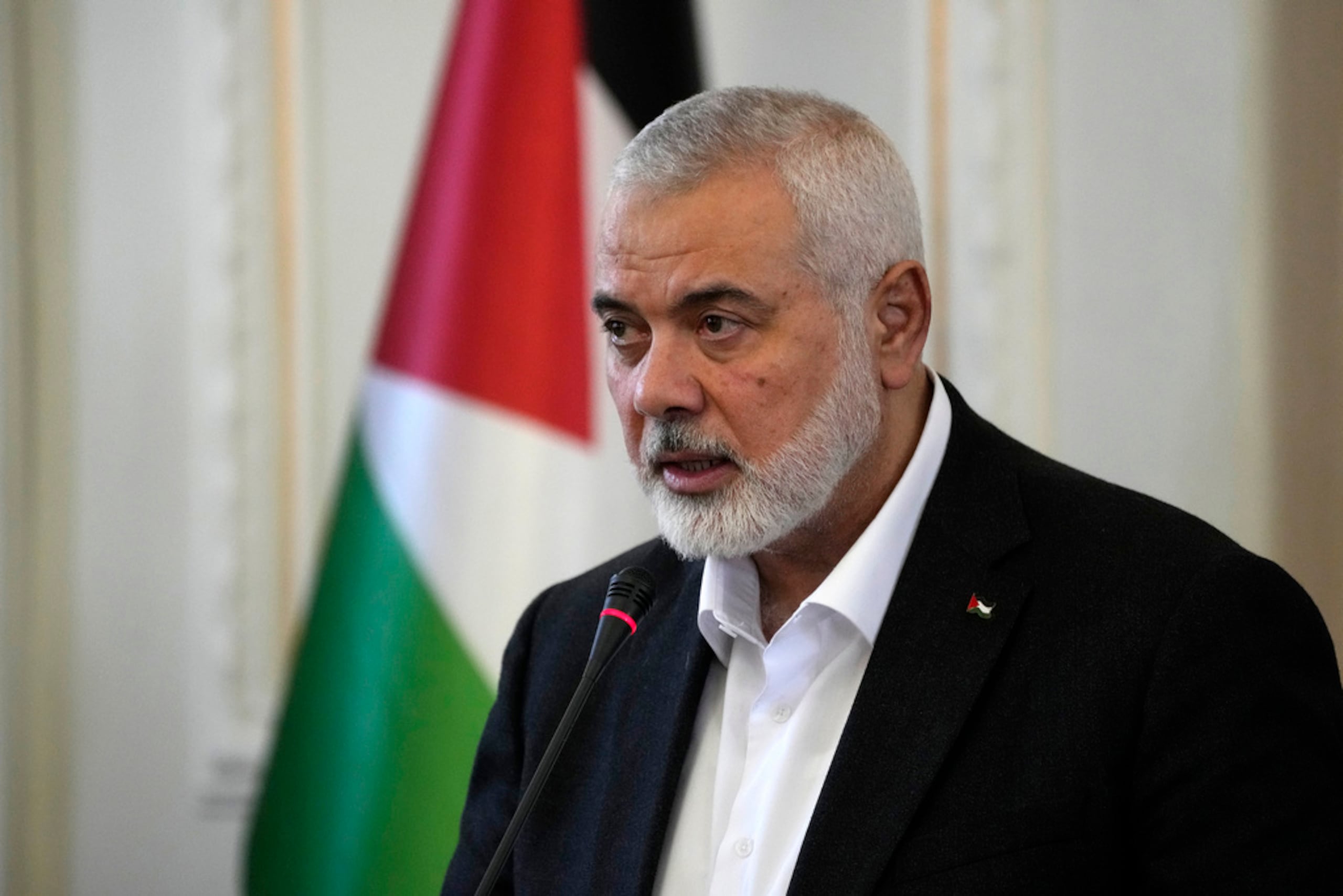El líder de Hamás, Ismail Haniyeh, habla durante una conferencia de prensa tras su reunión con el ministro de Asuntos Exteriores de Irán, Hossein Amirabdollahian, en Irán, el 26 de marzo de 2024.